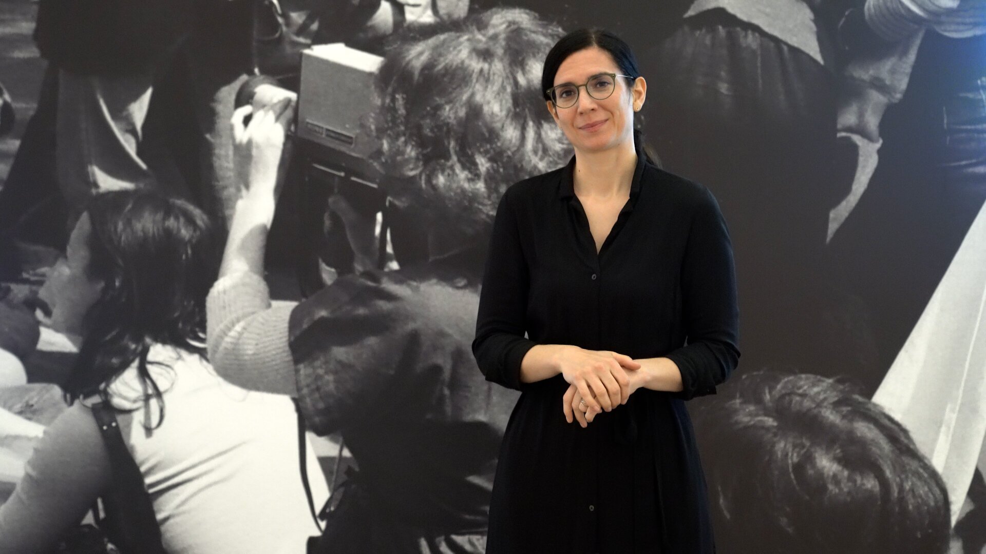 Frau vor Fototapete