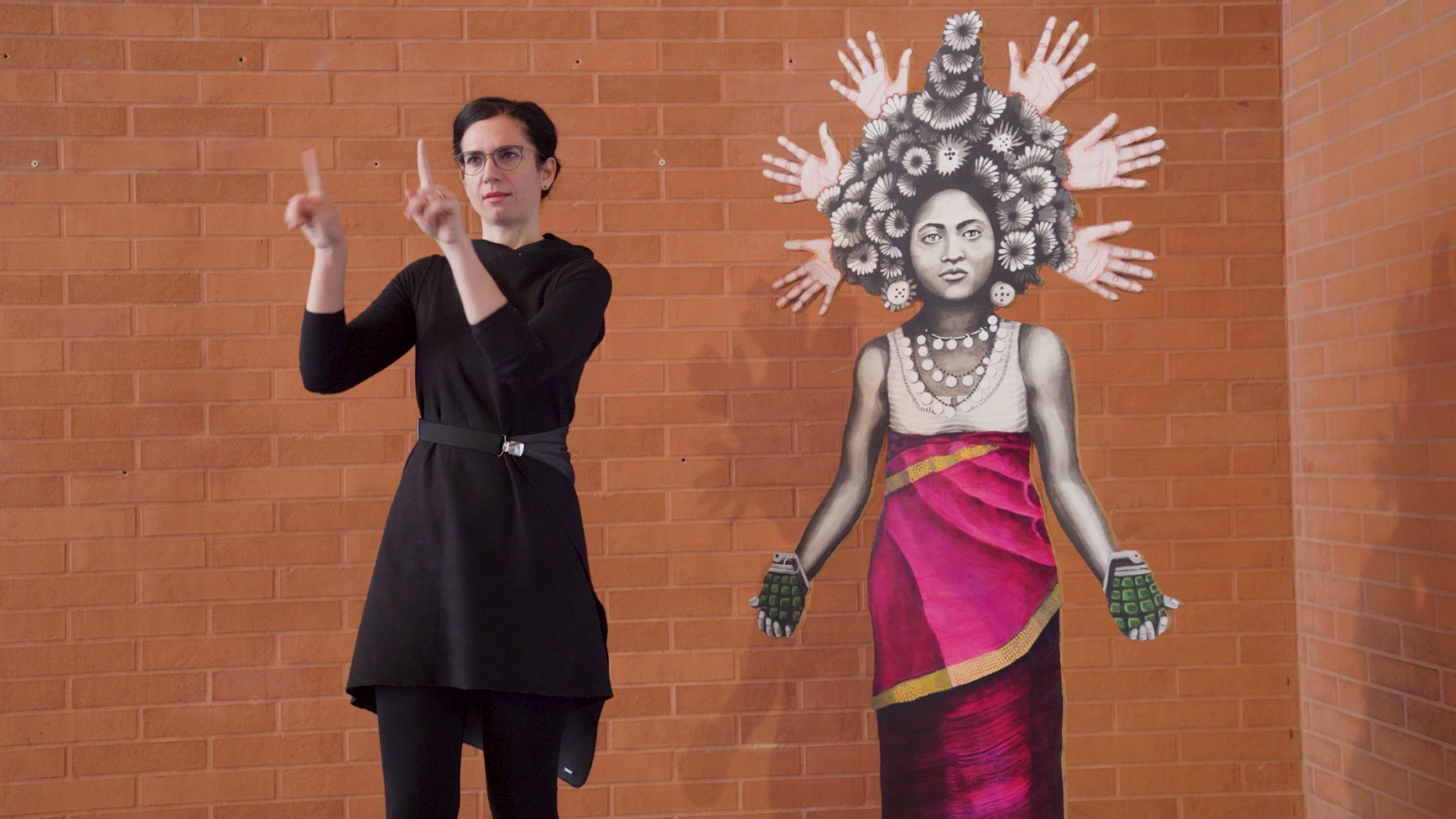 Eva B&ouml;hm steht neben einem Kunstwerk von Rajkamal Kahlon.