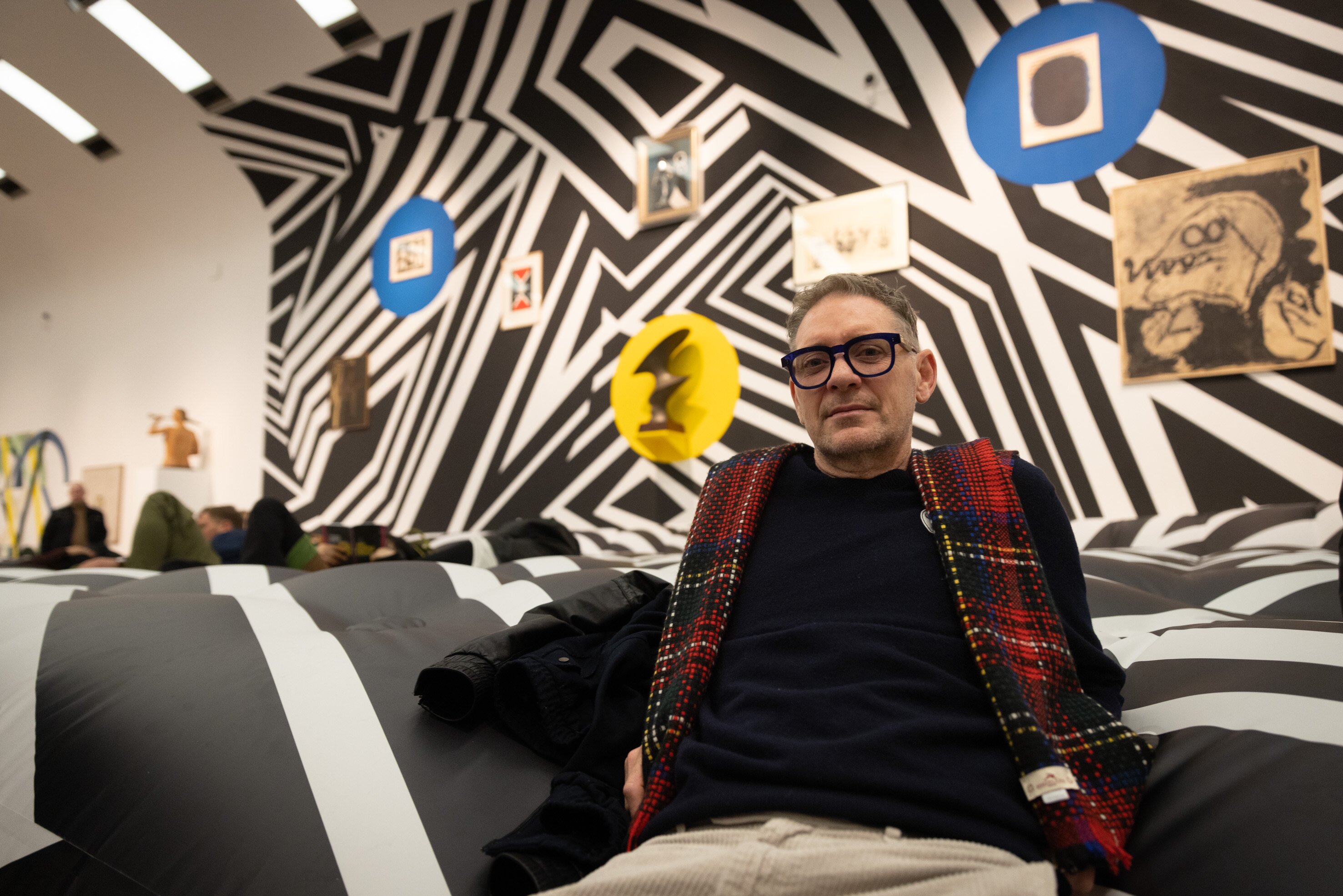 Porträt von Brook Andrew in seiner Installation in der Kunsthalle Wien.