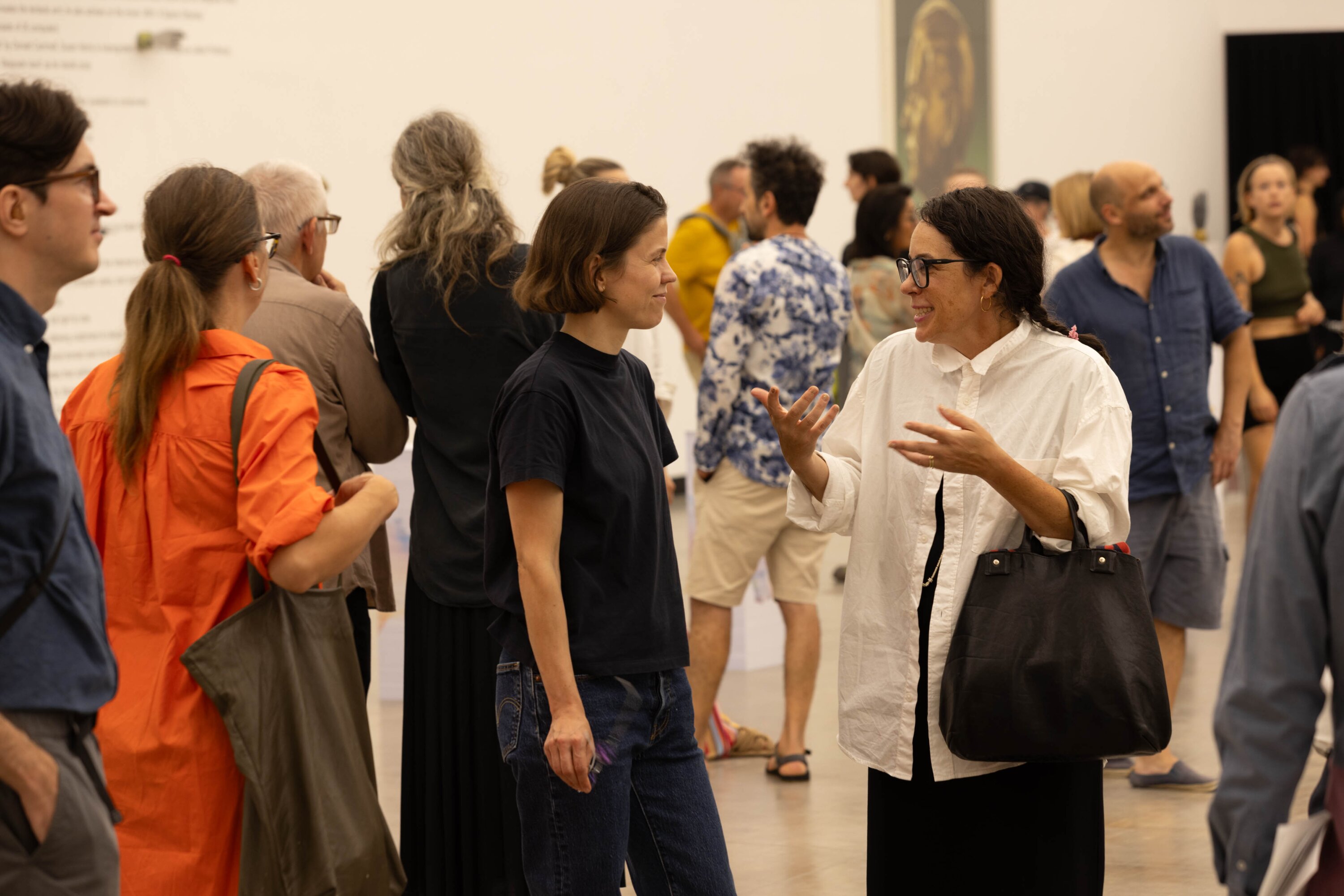Menschenmenge in Ausstellung