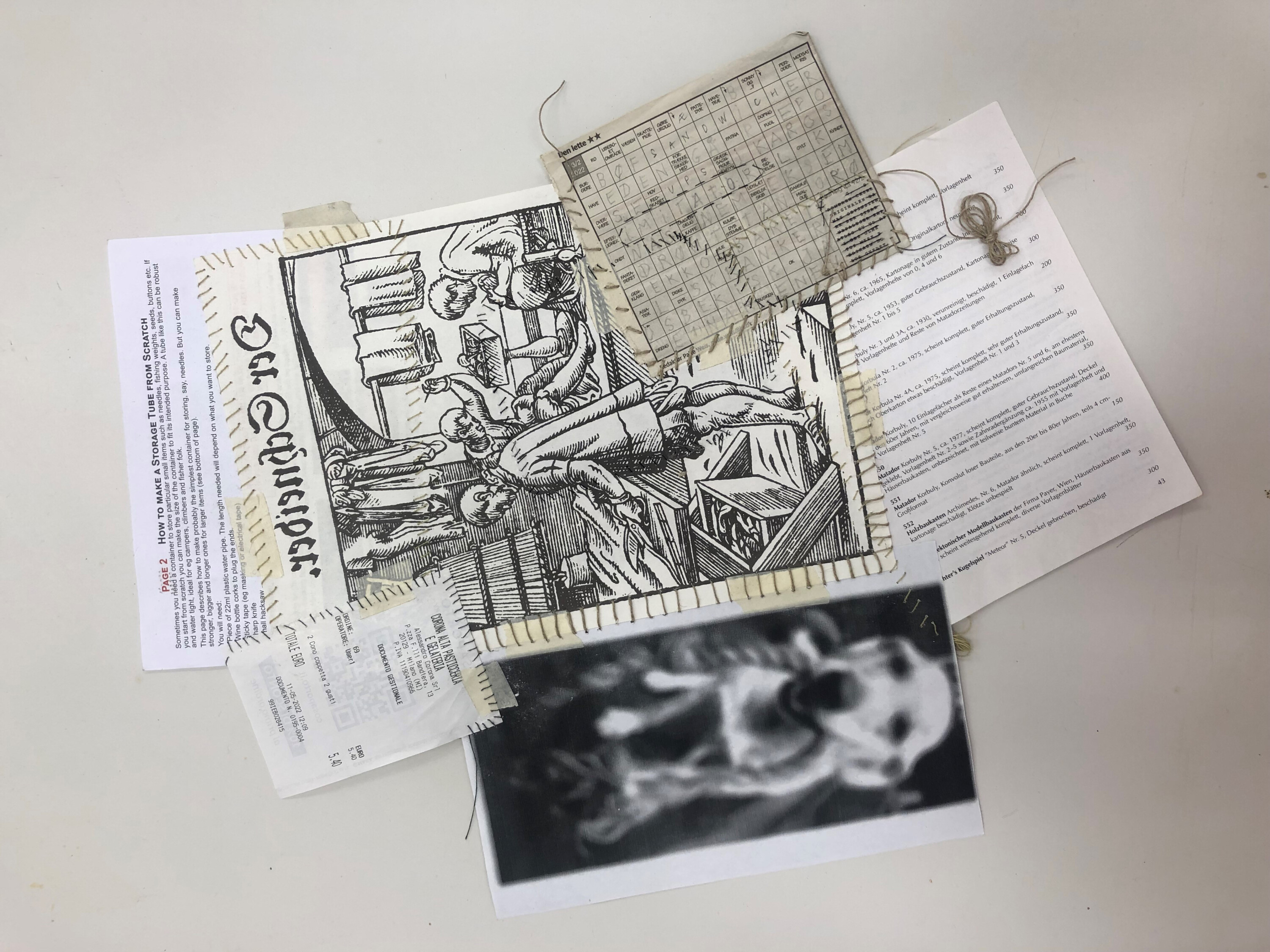 Verschiedene Papierstücke sind zu einem Patchwork aneinadergenäht.