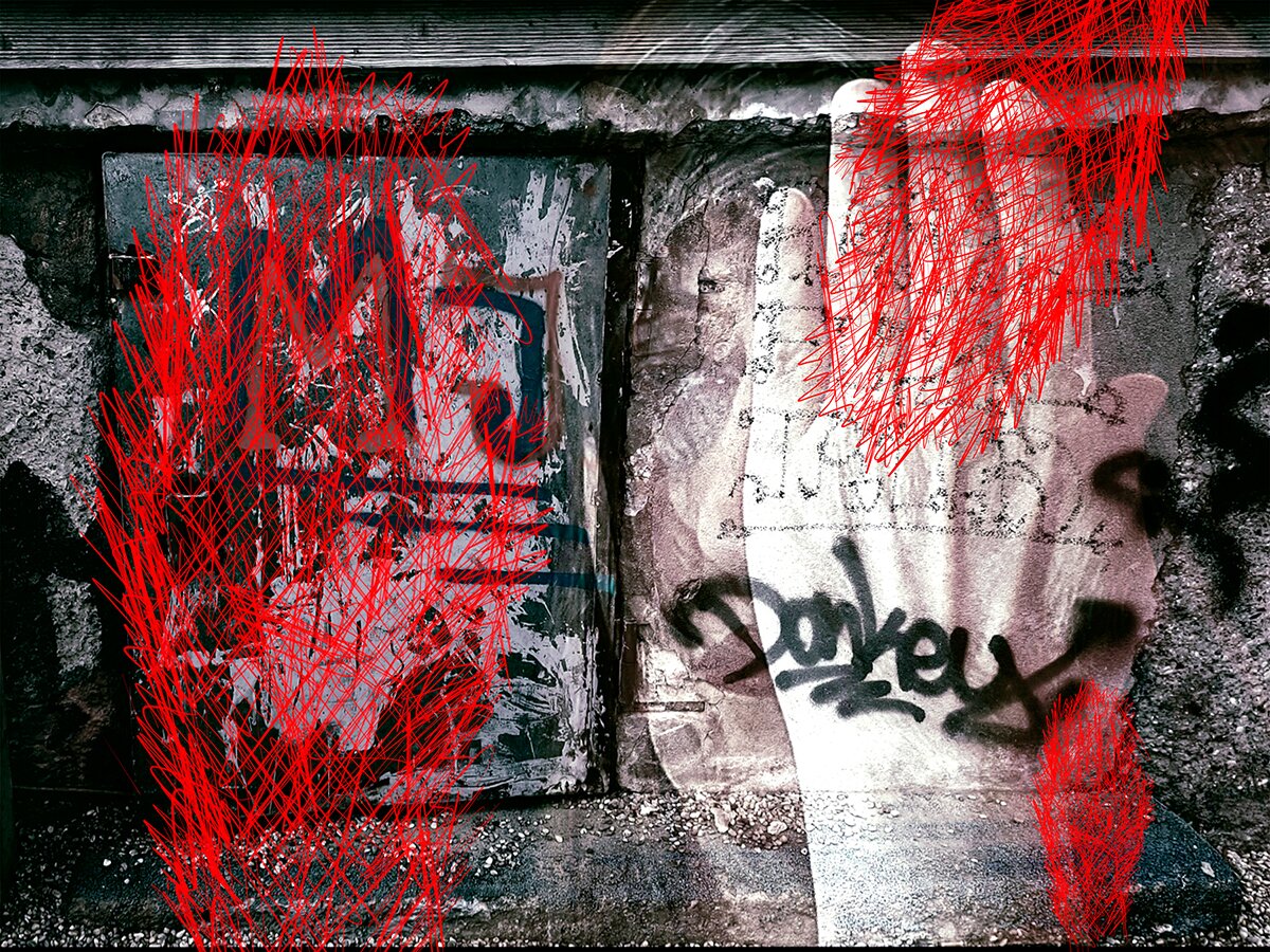 Mit Graffiti besprühte Wand, vom Künstler teilweise übermalt