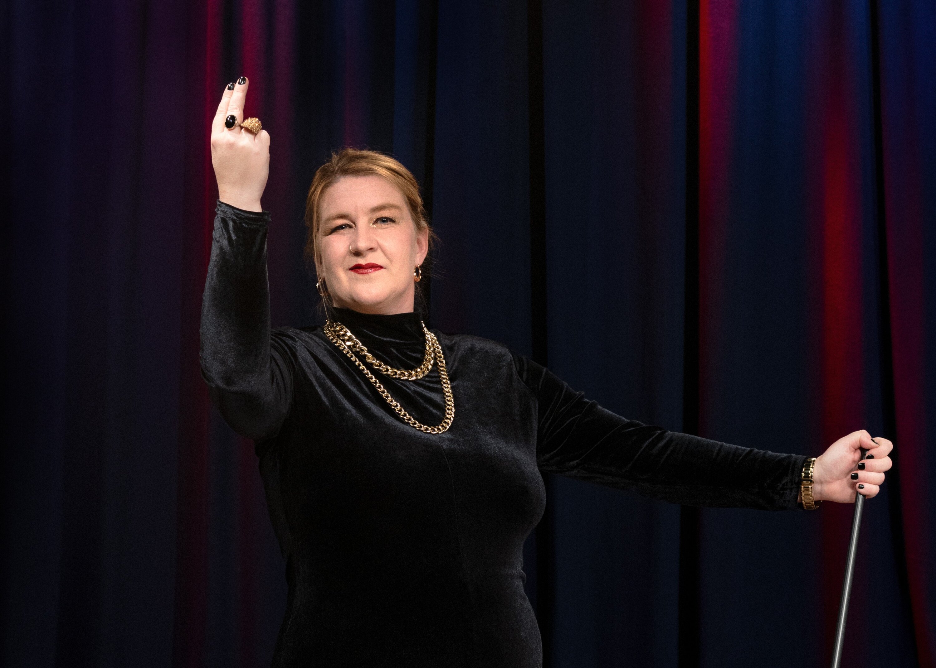 Performanceansicht gestikulierende Person