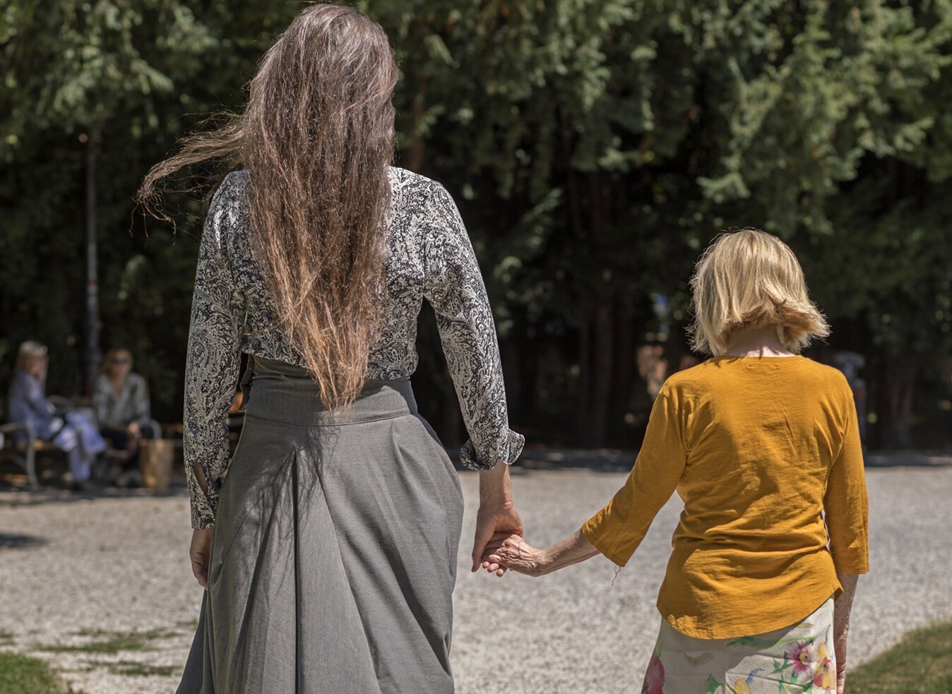 Rückenansicht von Mitja Obed und Sanja Ivekovic, Hände haltend