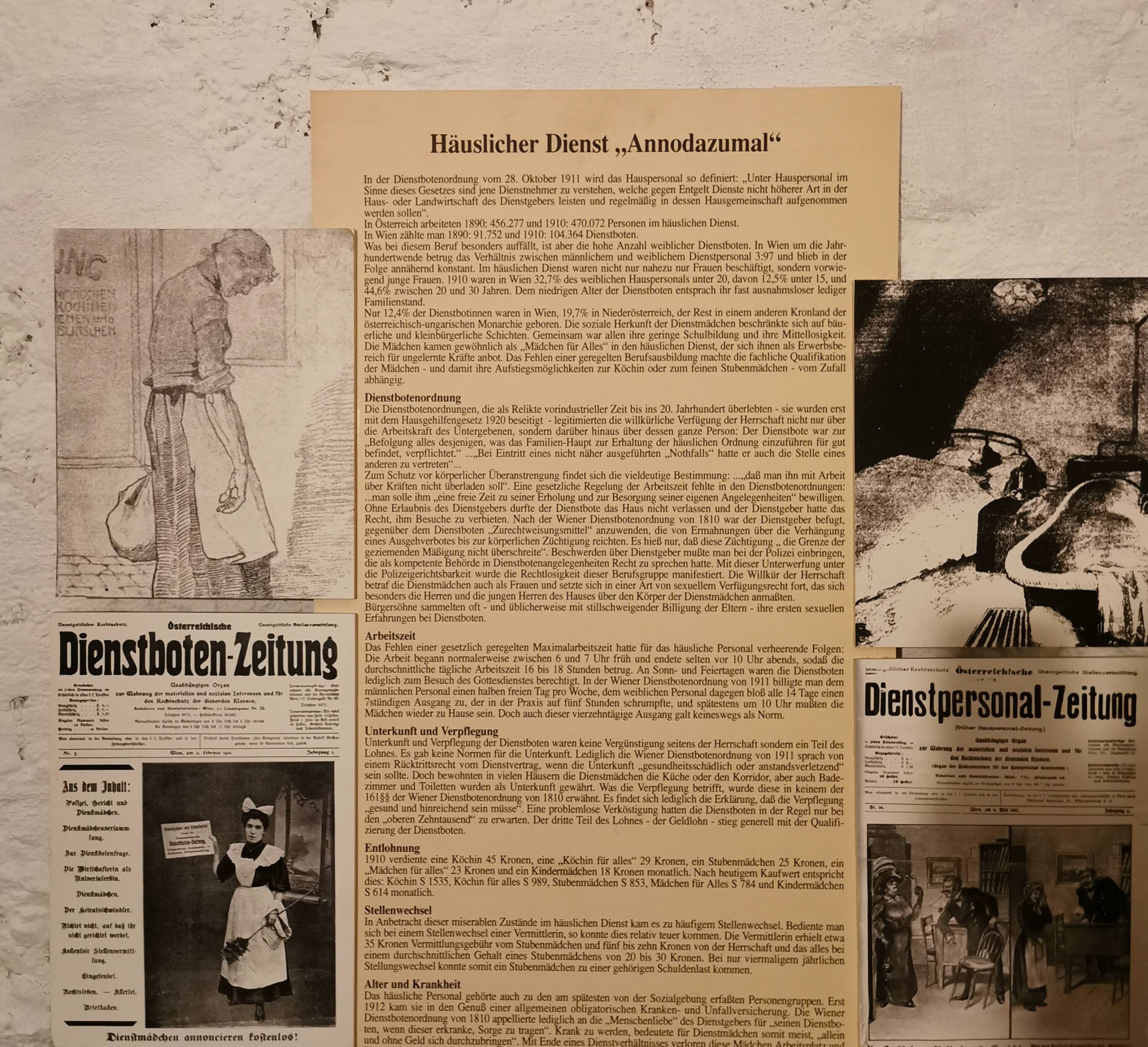 An einer Wand h&auml;ngen verschiedene historische Dokumente.