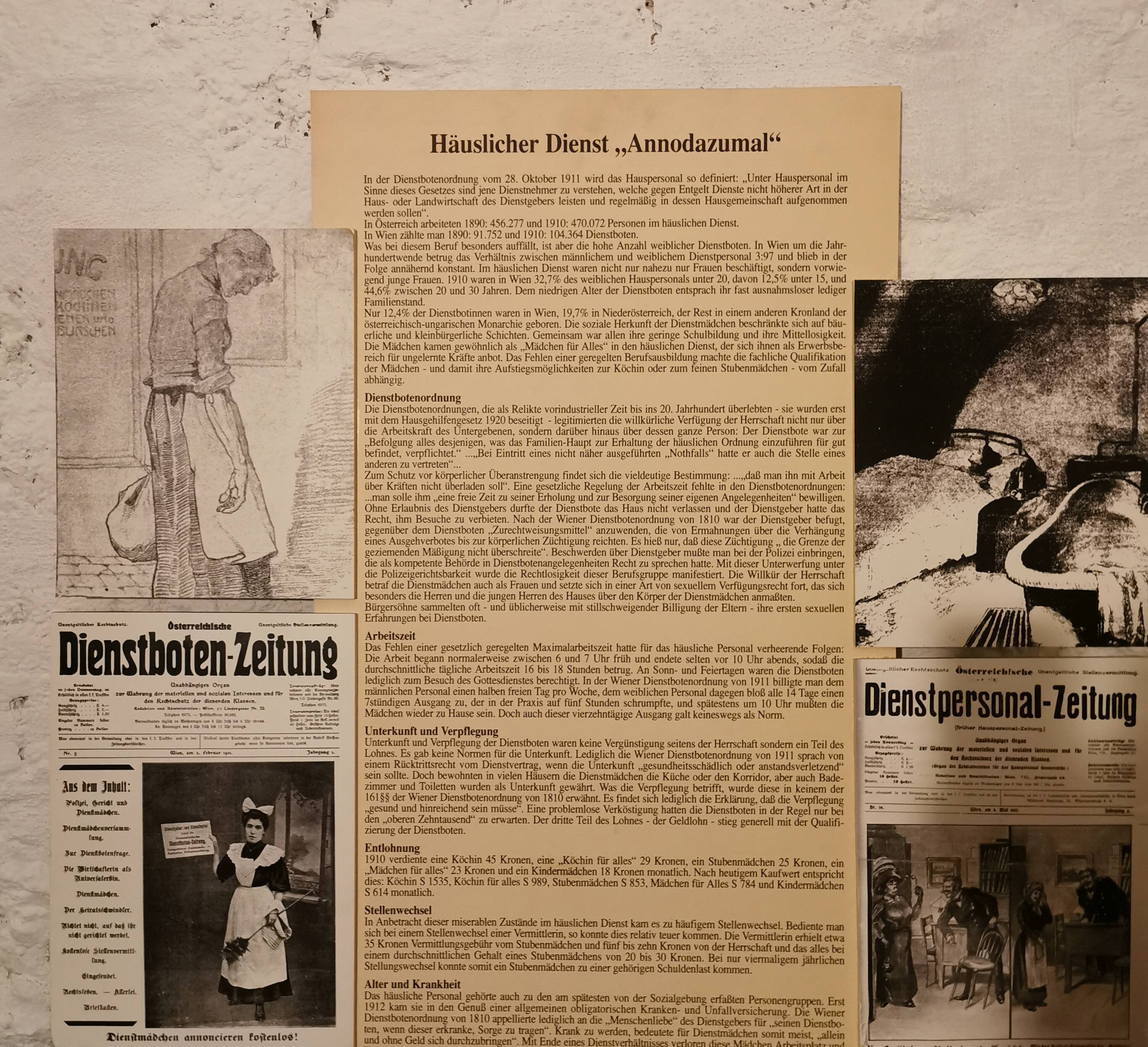 An einer Wand hängen verschiedene historische Dokumente.