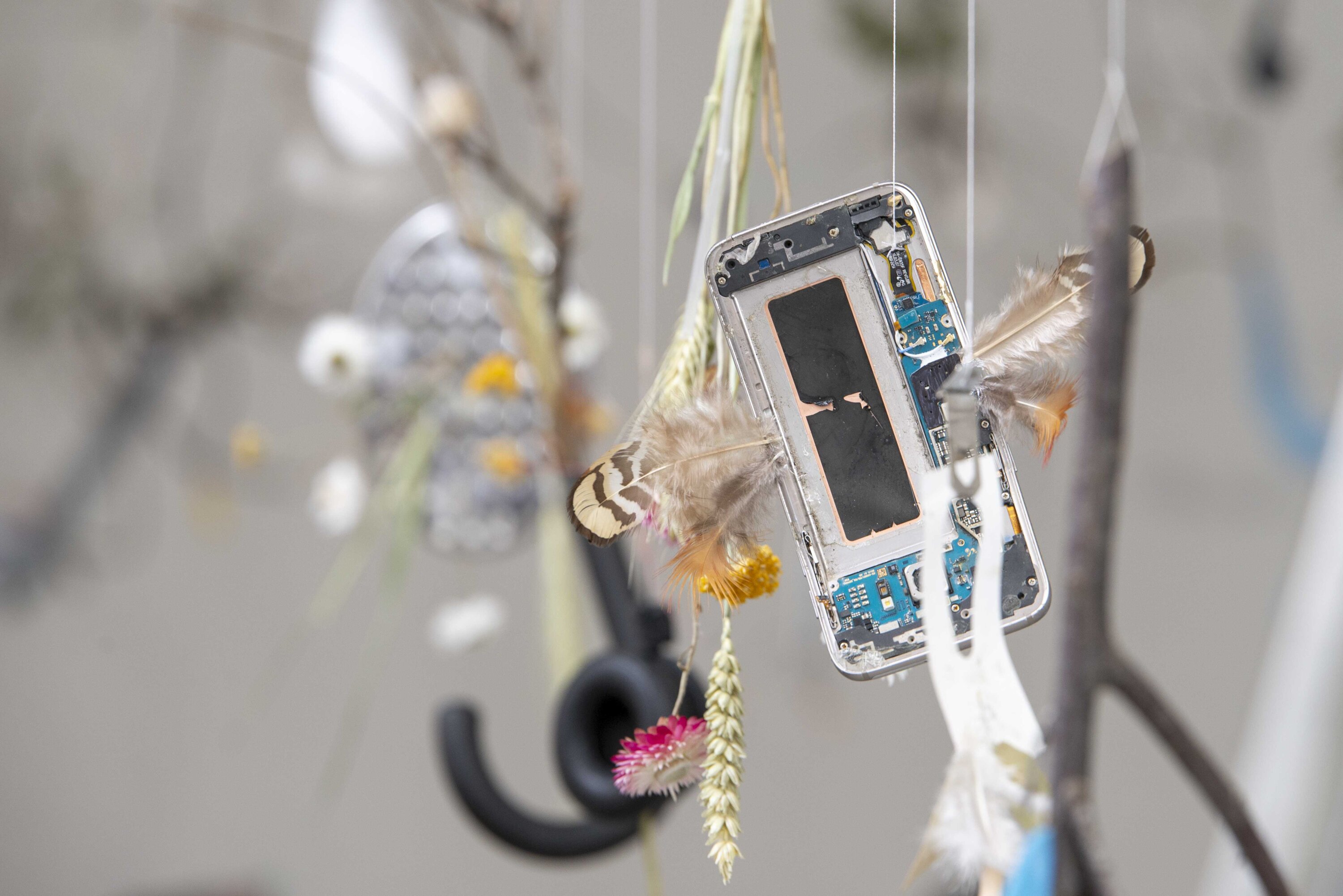 Mobiles aus Fundstücken aus Naturmaterialien und Plastik.