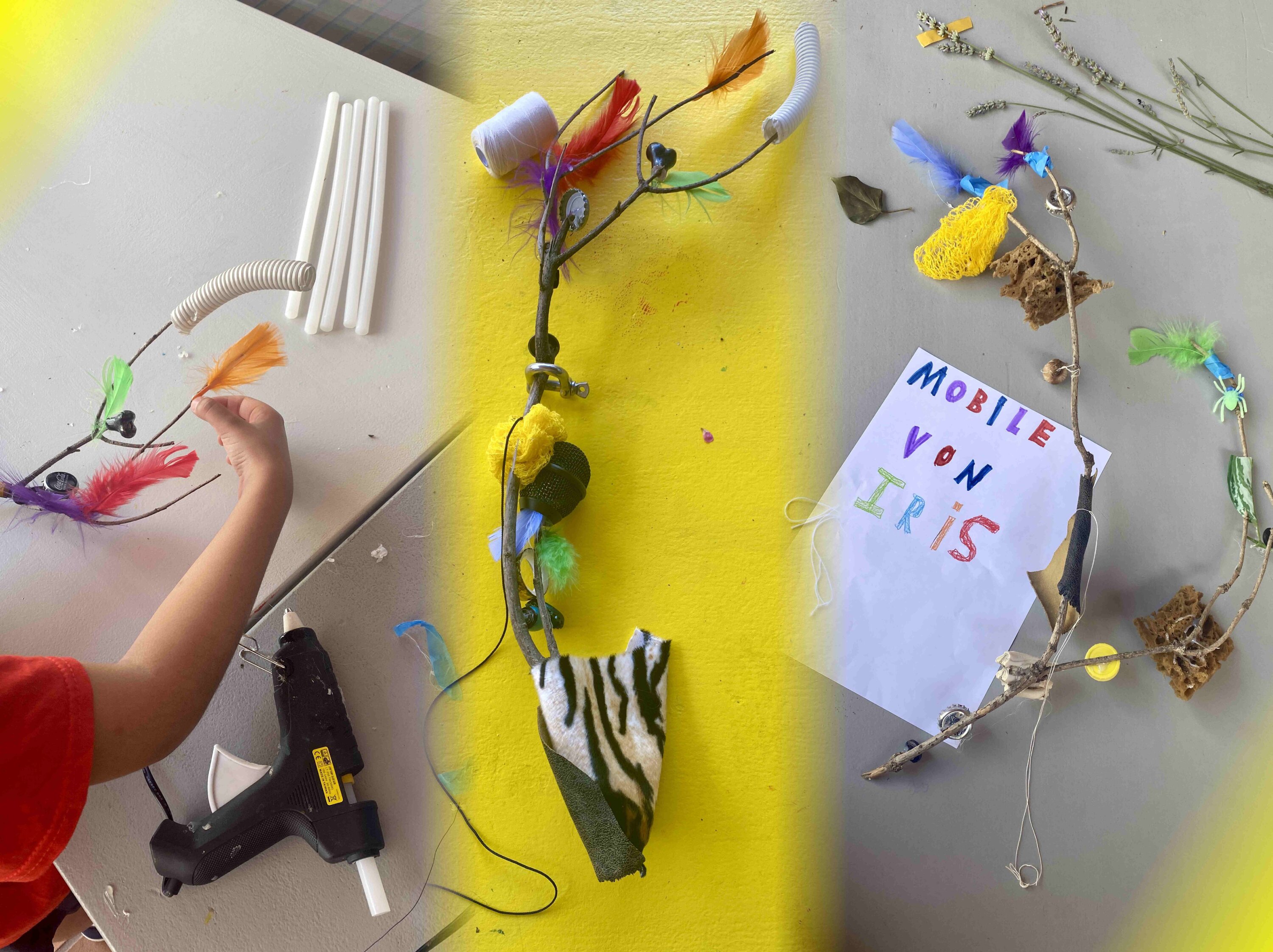 Drei Mobiles aus Stöcken, Federn, Plastik und anderen Materialien.
