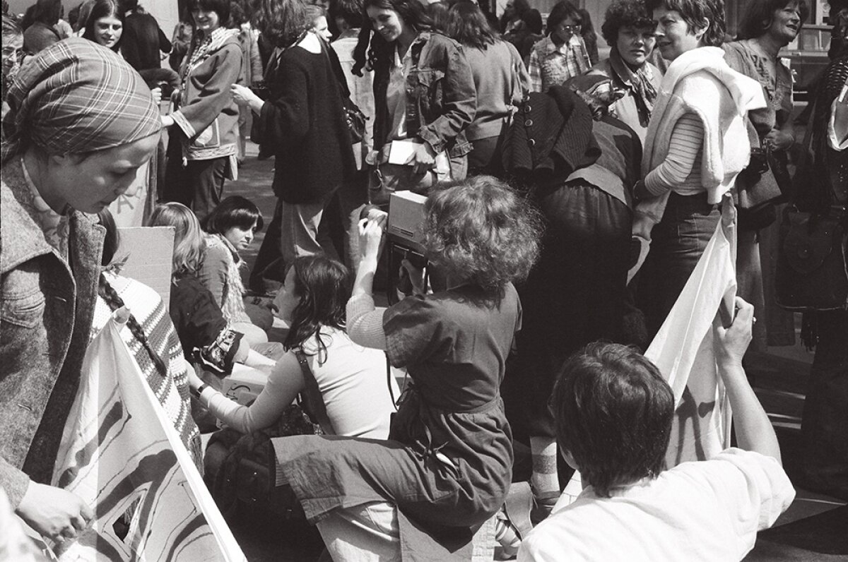 Delphine Seyrig filmt O&ugrave; est-ce qu&rsquo;on se &ldquo;mai&rdquo;? [Wohin sollen wir uns wenden (um f&uuml;r unsere Rechte zu k&auml;mpfen)?] w&auml;hrend der Demonstration zum 1. Mai 1976