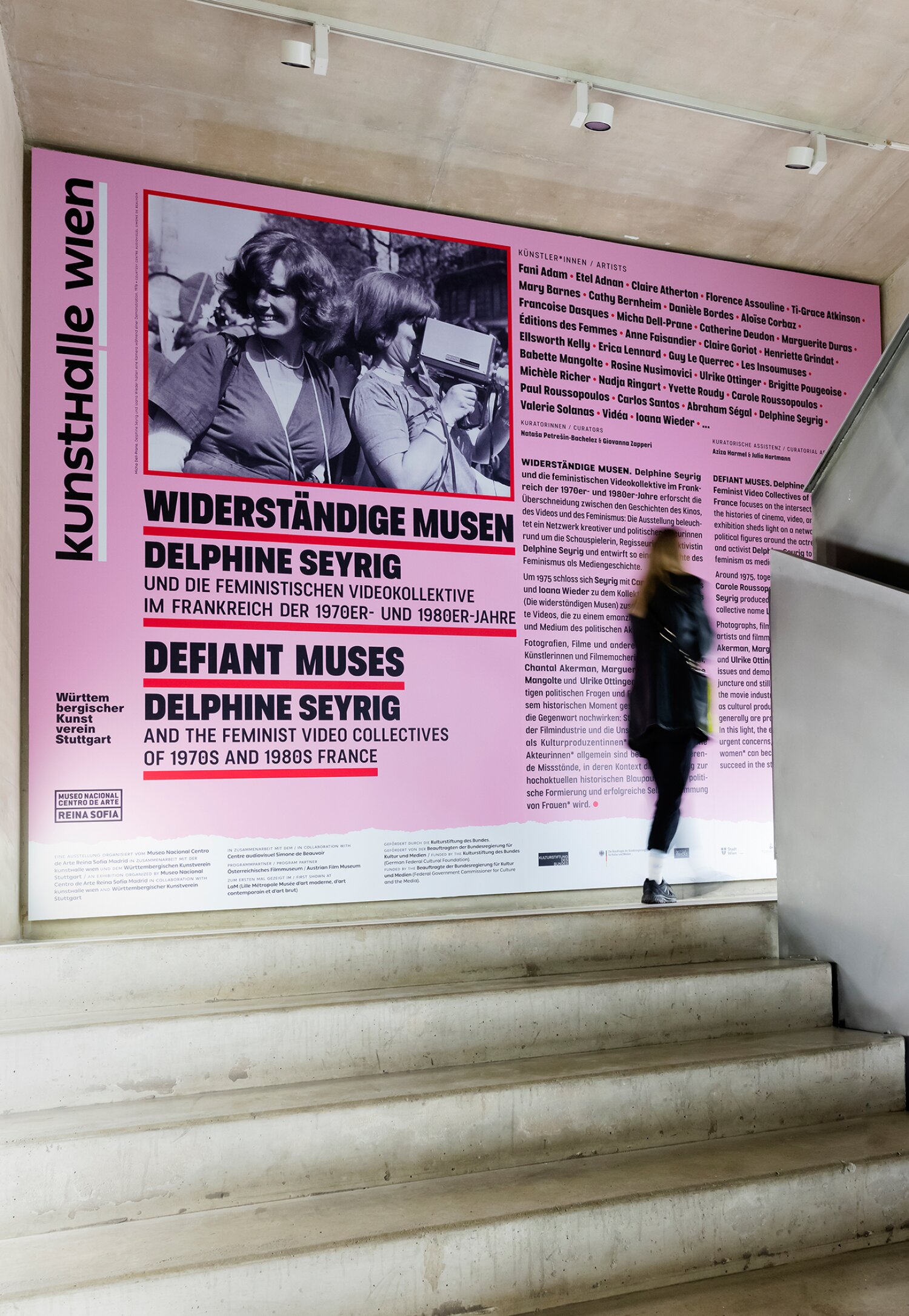Wandtext der Ausstellung mit Person davor