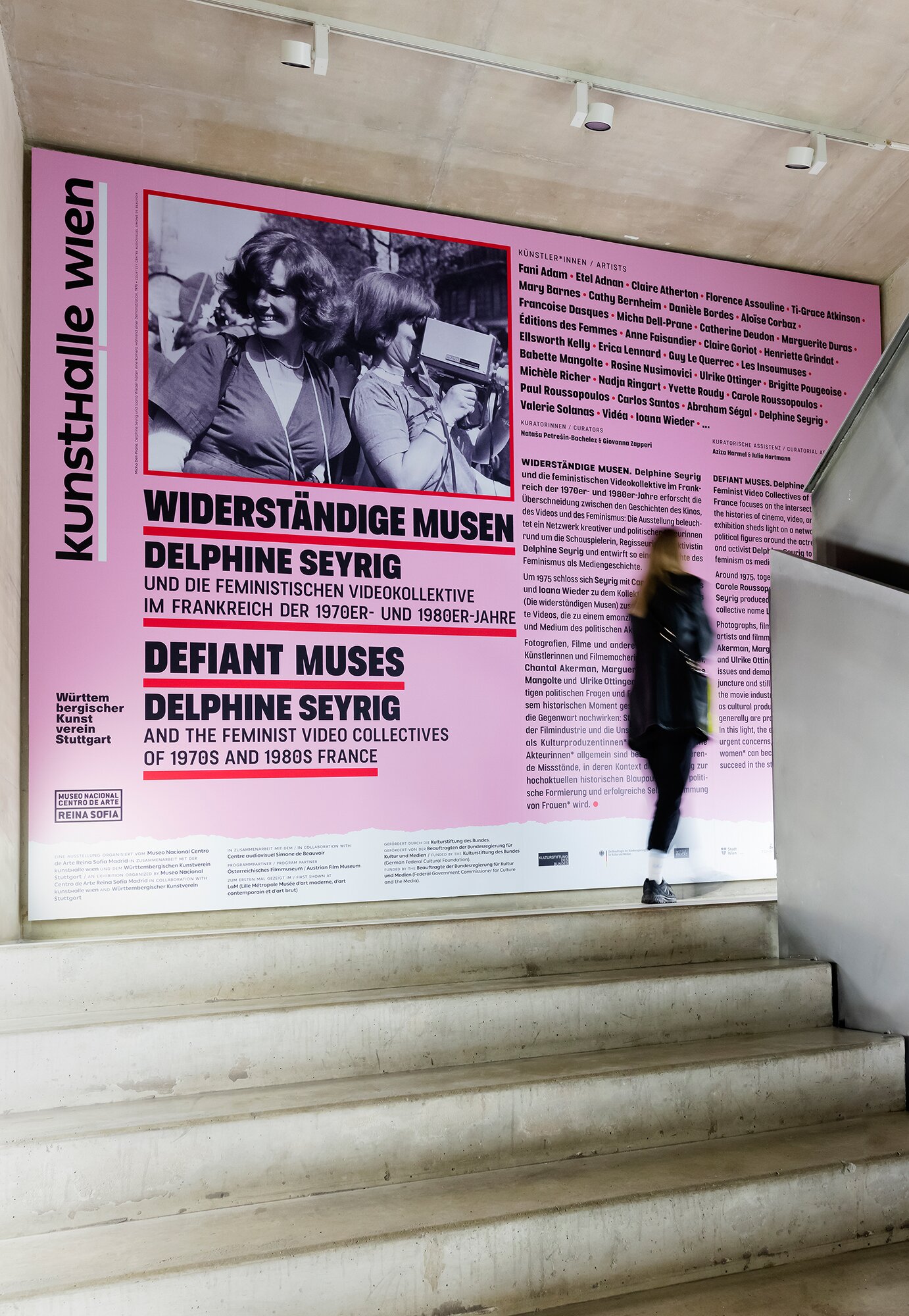 Wandtext der Ausstellung mit Person davor