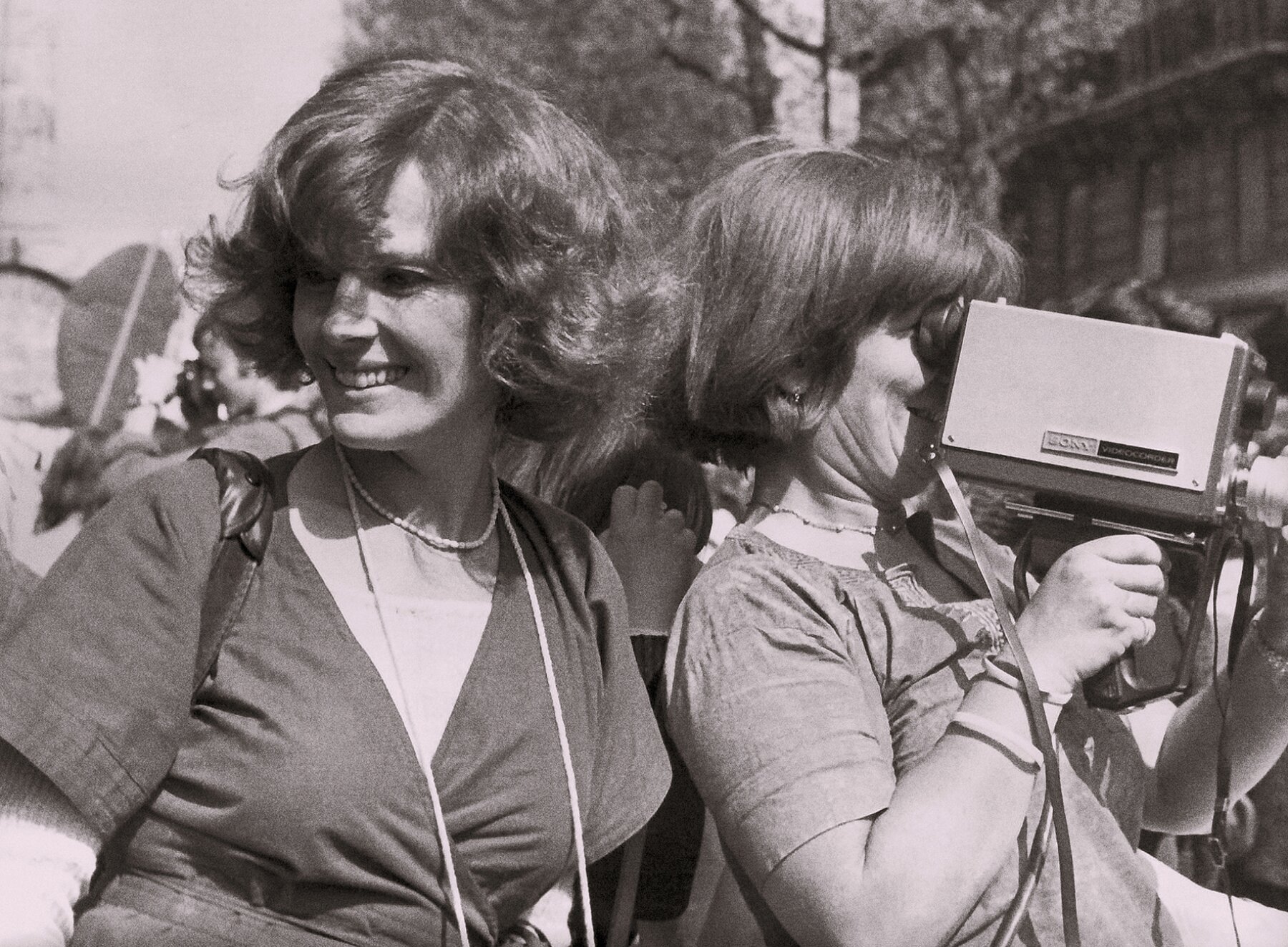 Delphine Seyrig und Ioana Wieder halten eine Kamera w&auml;hrend einer Demonstration