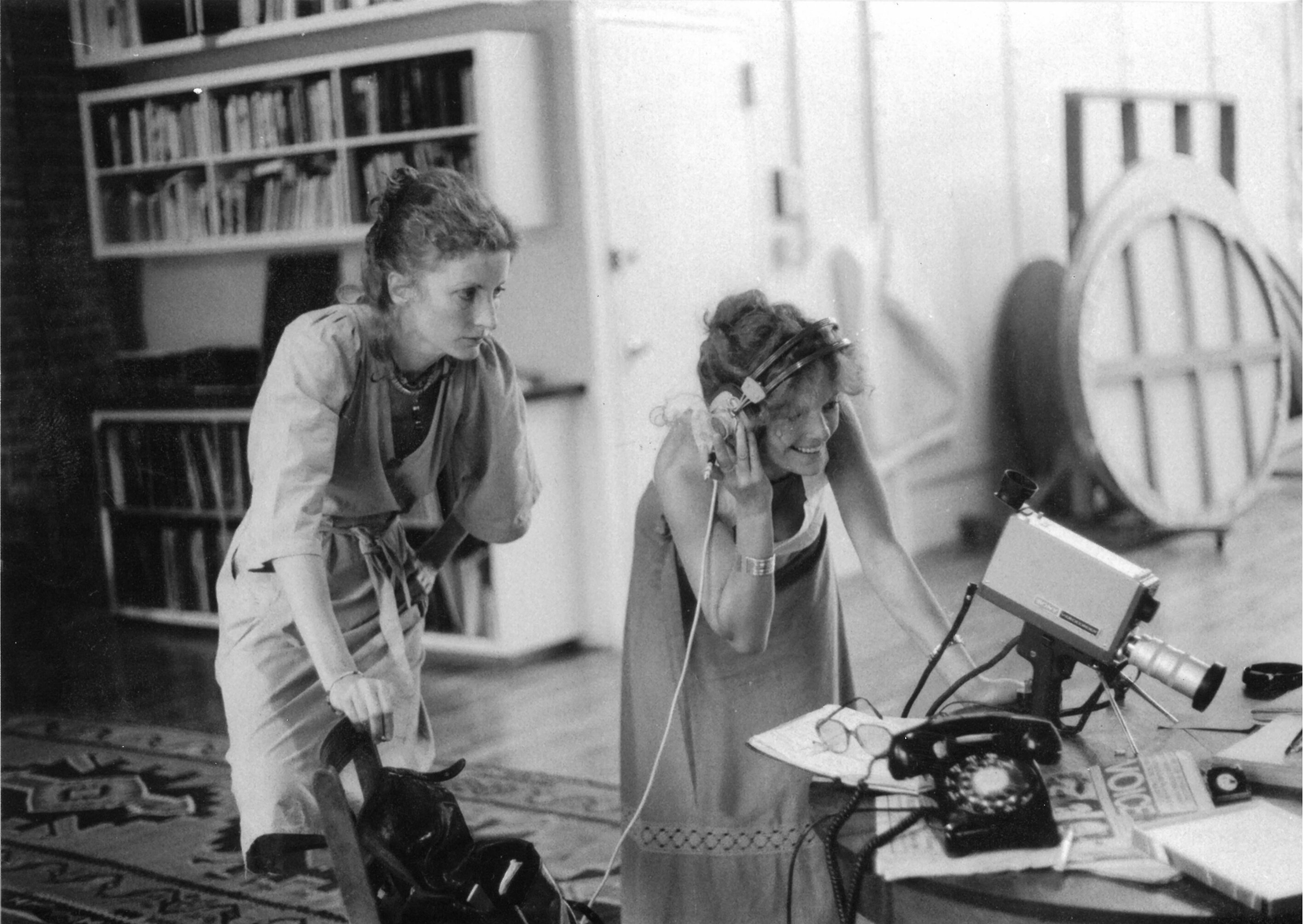 Delphine Seyrig und Viva bei den Dreharbeiten zu Sois belle et tais-toi! [Sei schön und halt die Klappe!]
