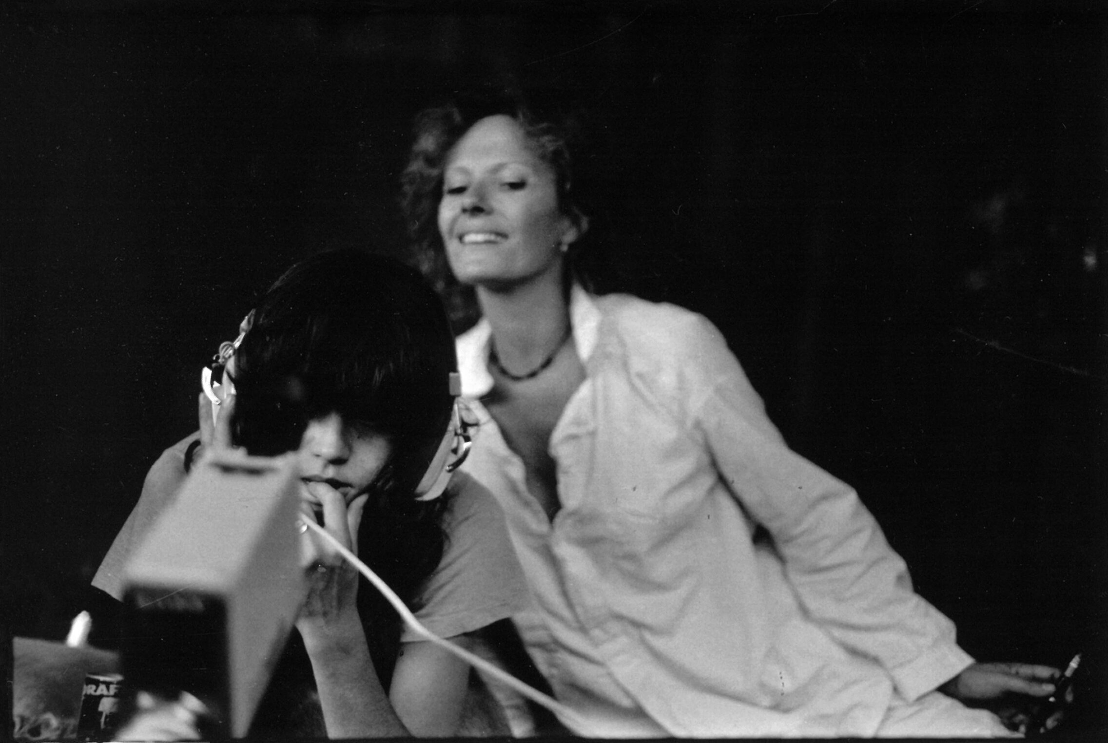 Delphine Seyrig und Maria Schneider mit einer Kamera