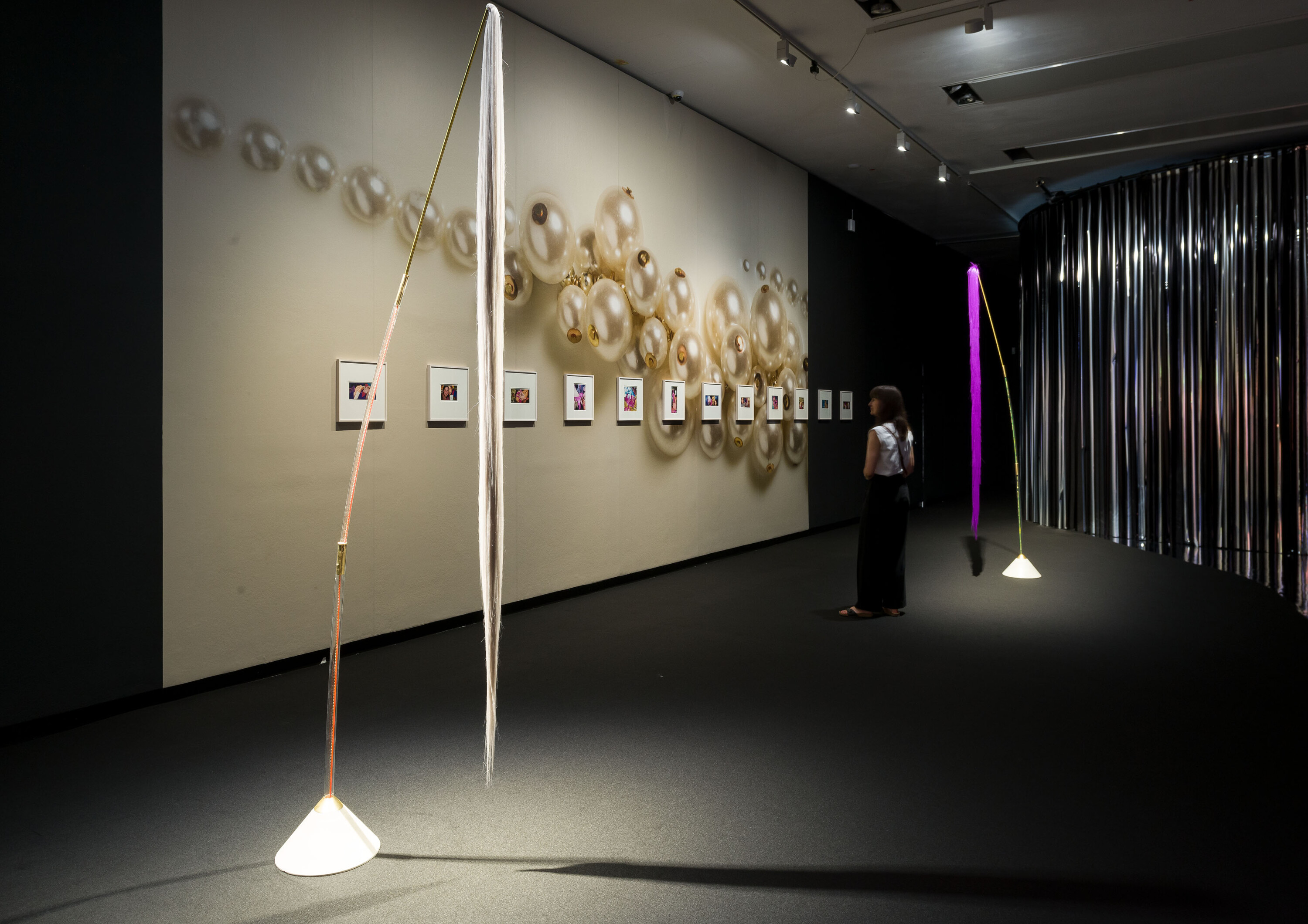 Ausstellungsansicht mit Skultpuren und Fotocollagen