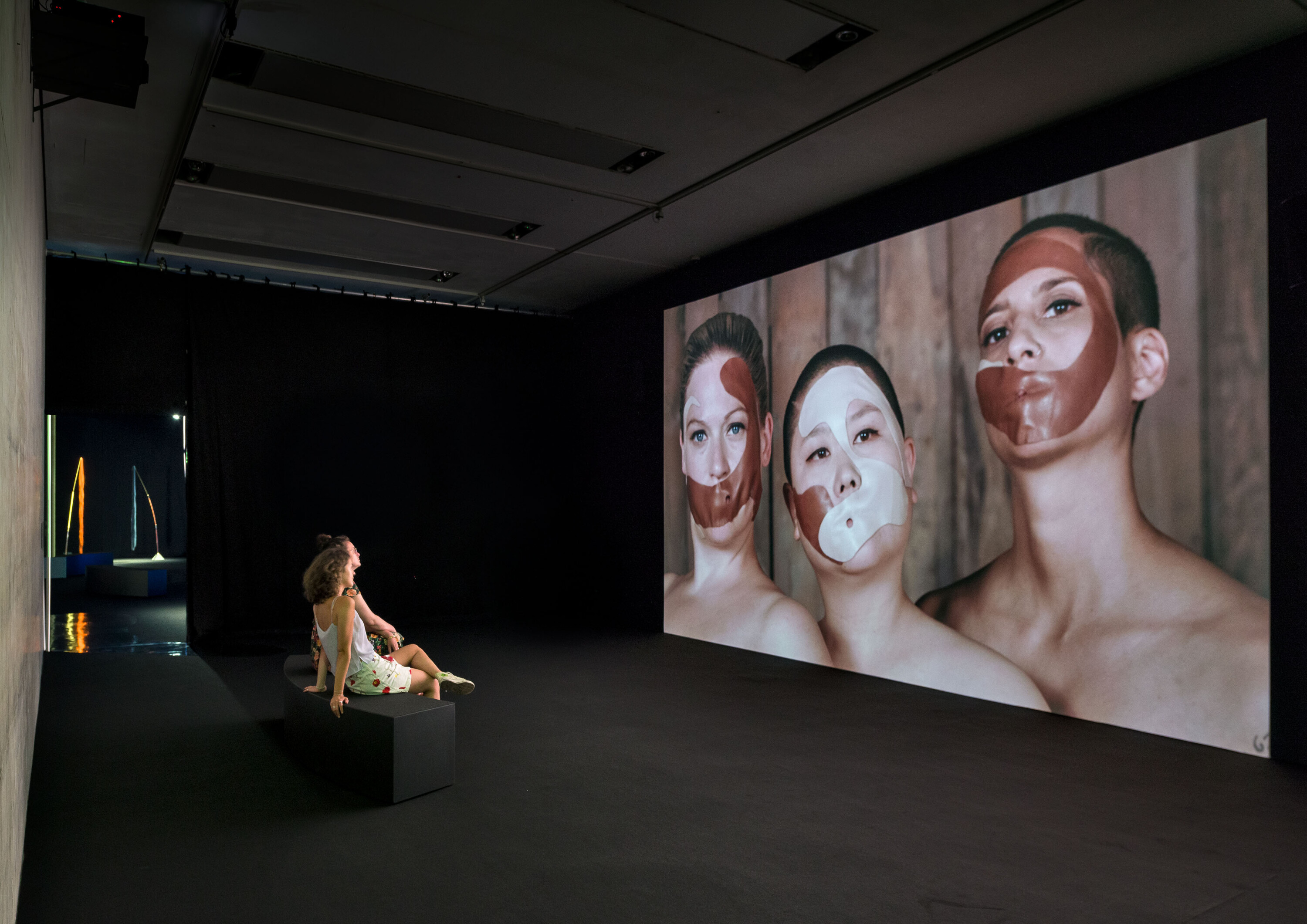 Installationsansicht mit Videoprojektion