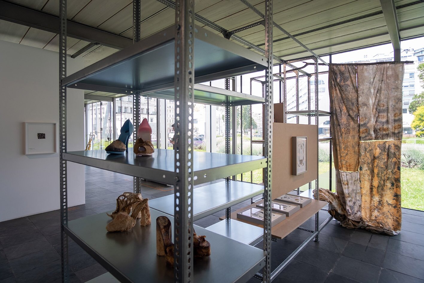Ausstellungsansicht mit Regalen