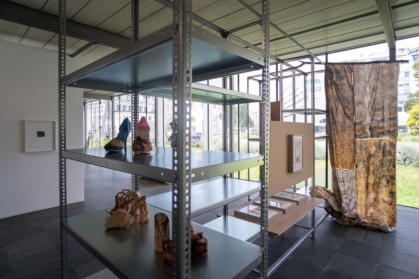 Ausstellungsansicht mit Regalen