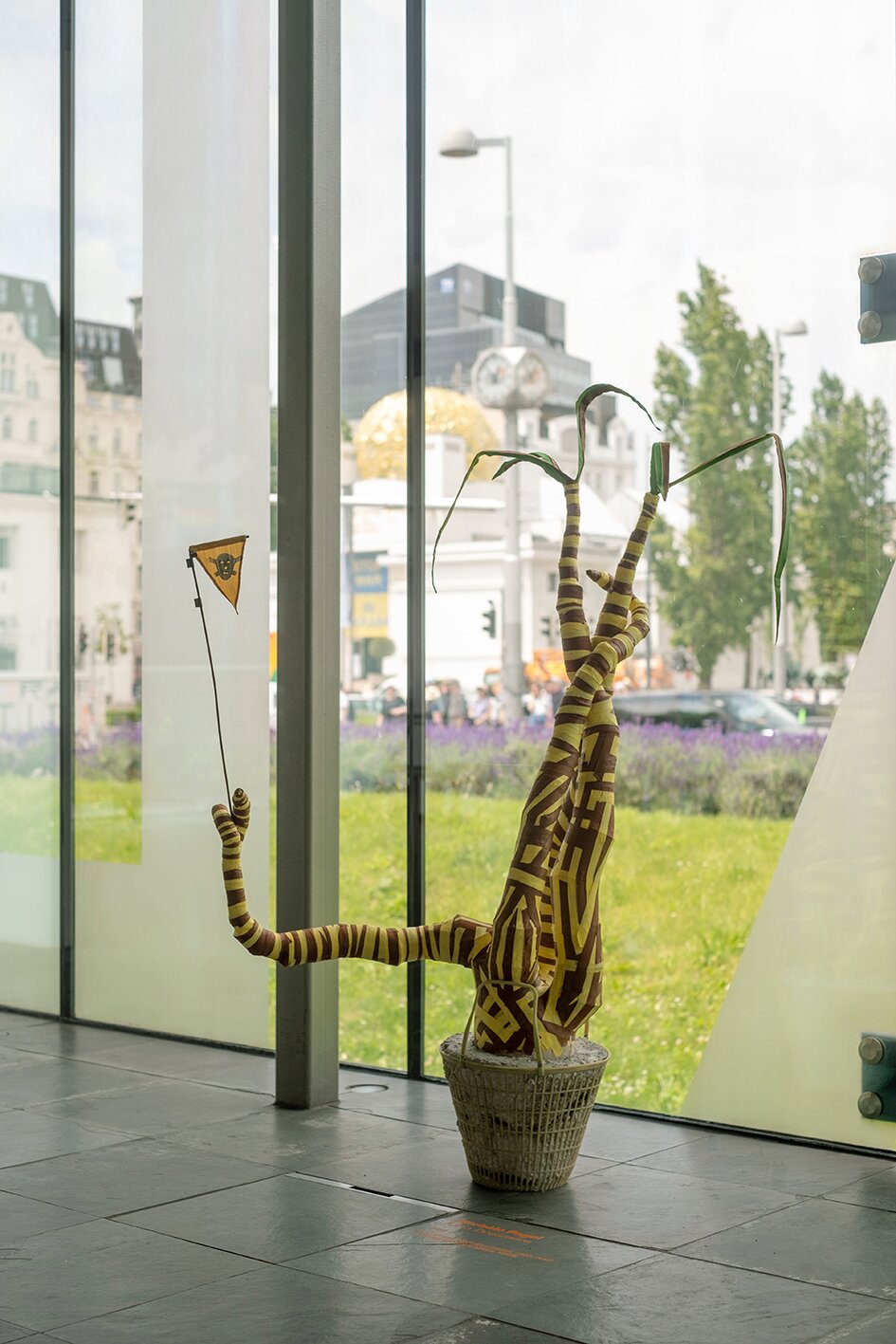 Ausstellungsansicht mit Skulptur in Blumenkorb