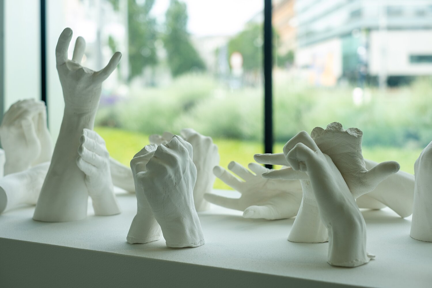 Ausstellungsansicht mit Gipsh&auml;nden