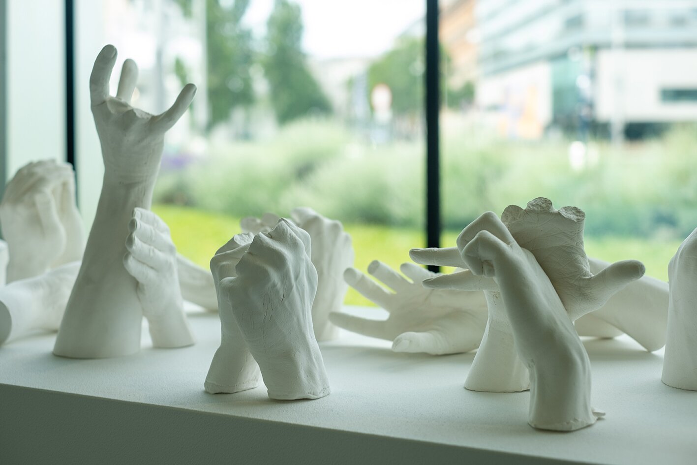 Ausstellungsansicht mit Gipshänden