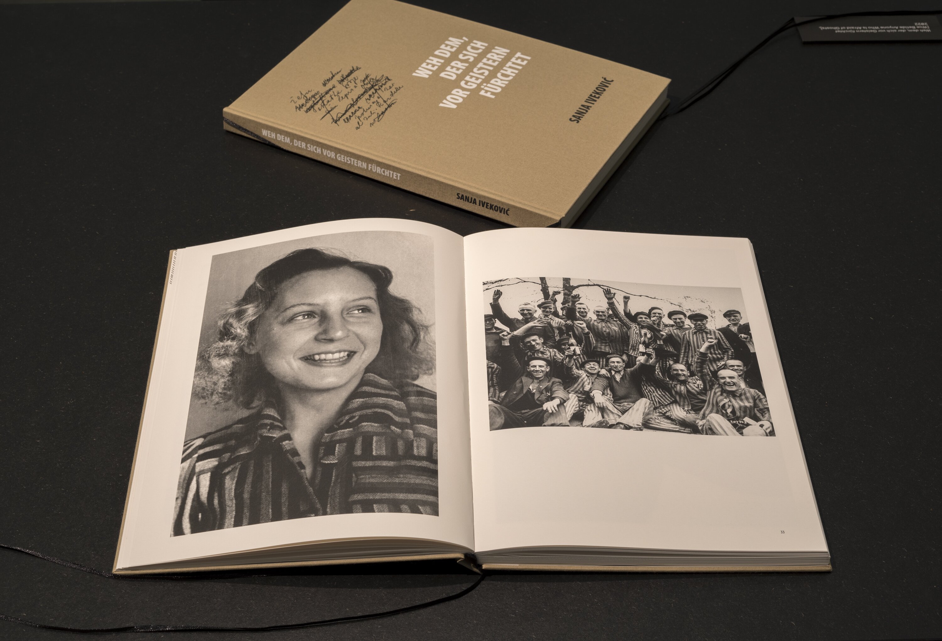 Das Künstlerinnenbuch von Sanja Iveković liegt aufgeschlagen auf einem Tisch.