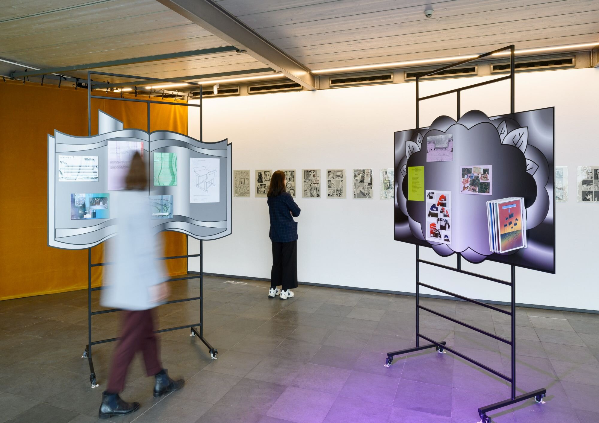 Ausstellungsansicht mit zwei Personen.