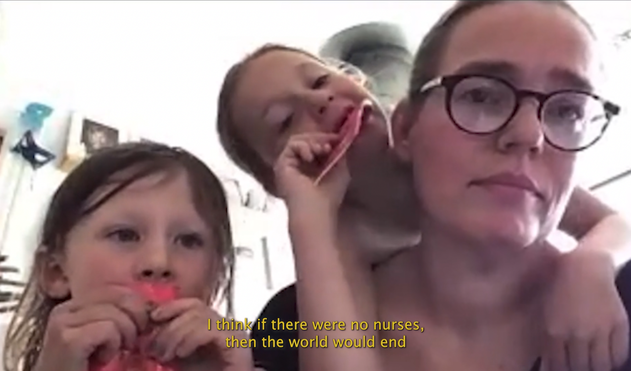 Screenshot von einem Zoom-Gespr&auml;ch. Eine Frau mit 2 Kindern. Mit der Unterschrift: "I think if there were no nurses, then the world would end".