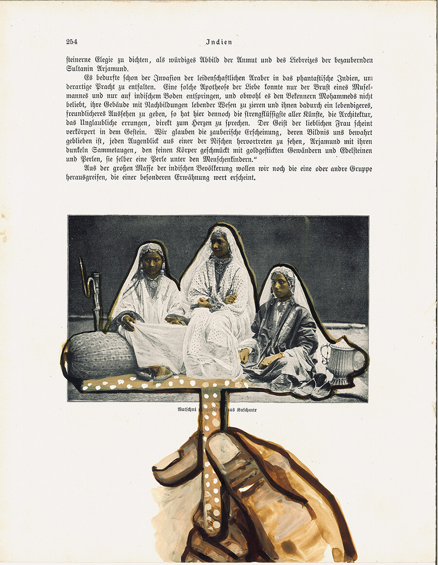 Buchseite mit Illustration, gehalten von einer Hand