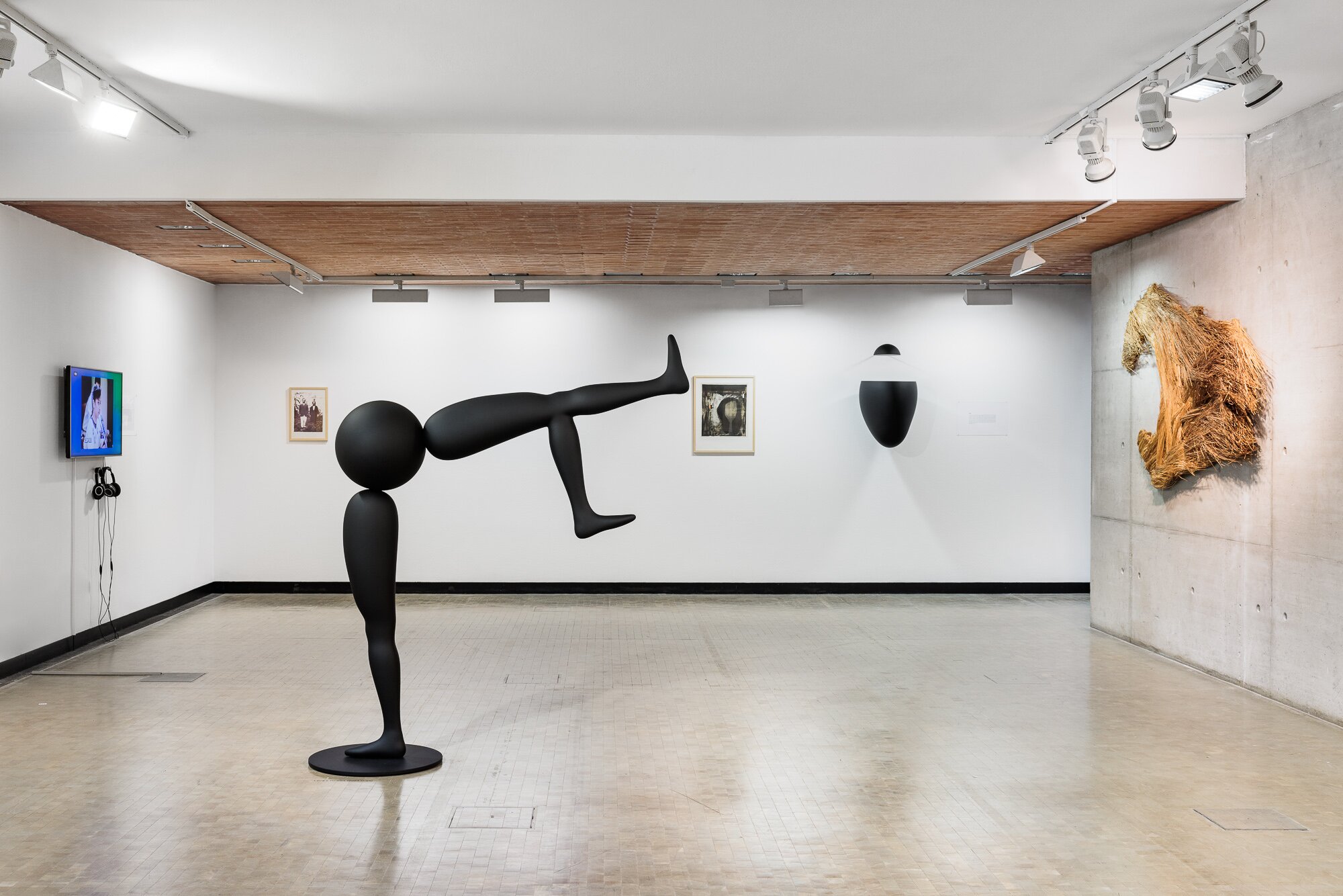 Im Vordergrund steht eine Skulptur mit drei Beinen, im Hintergrund sind weitere Kunstwerke.