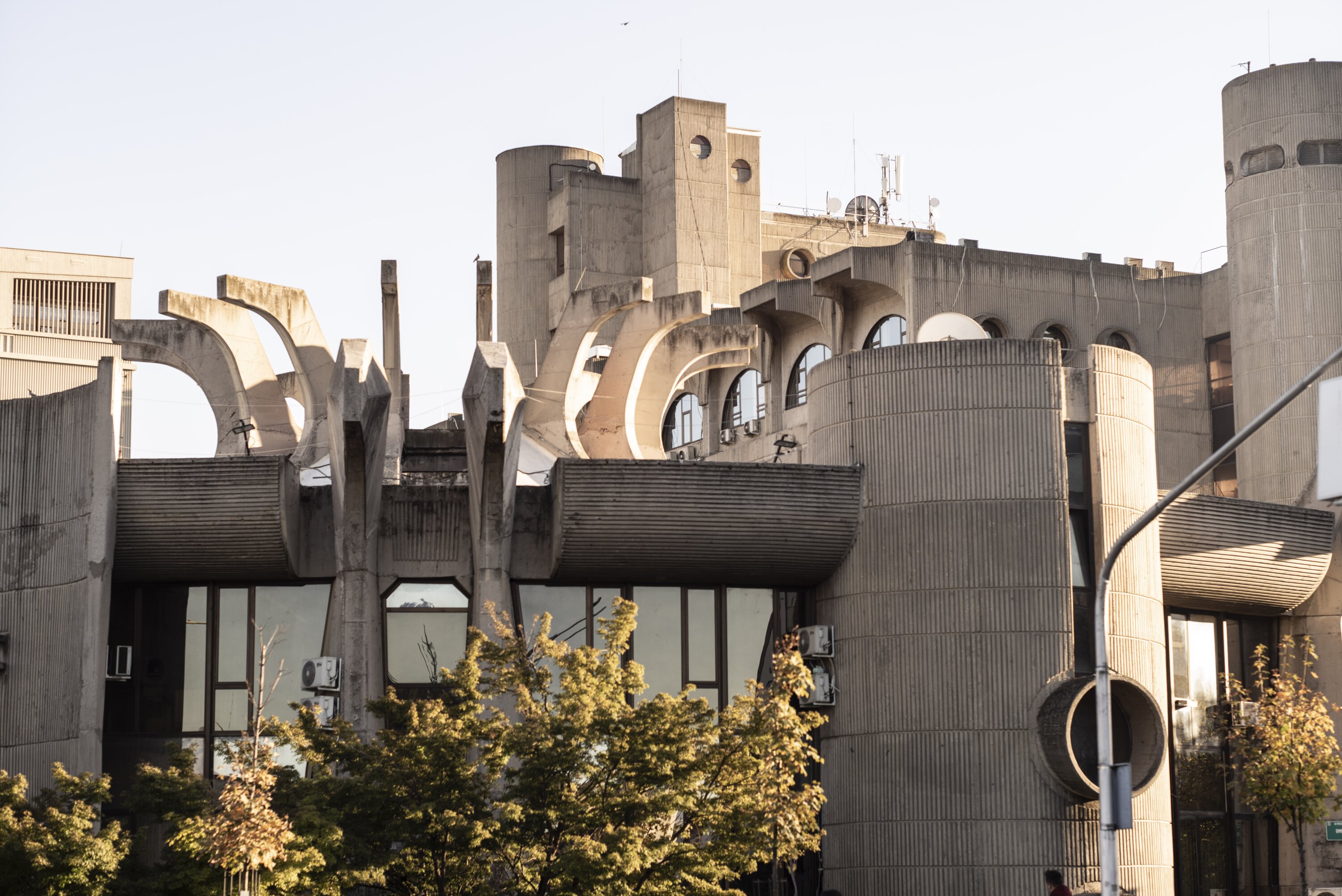 Foto der ausgefallenen Architektur des Zentrales Postamts und Telekommunikationszentrums Skopje.