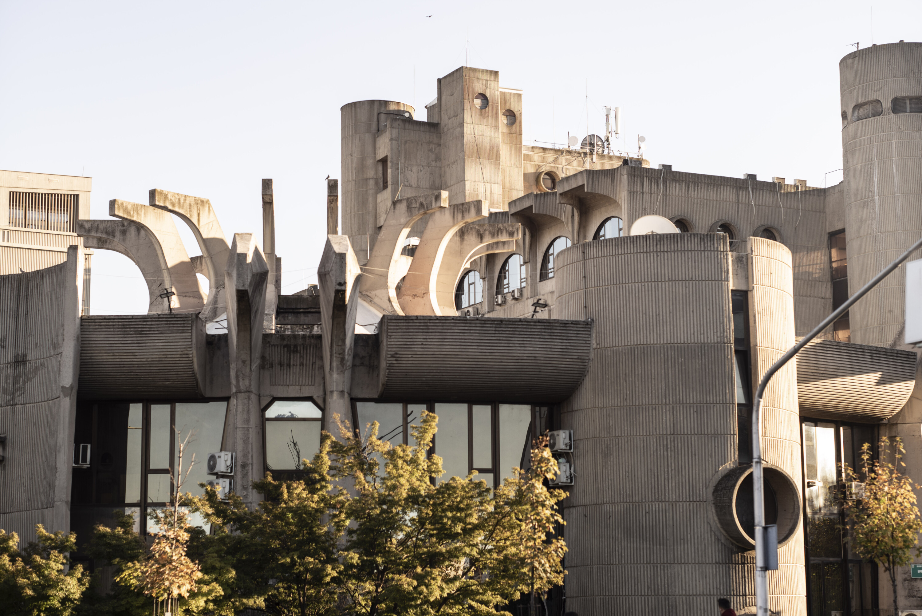 Foto der ausgefallenen Architektur des Zentrales Postamts und Telekommunikationszentrums Skopje.