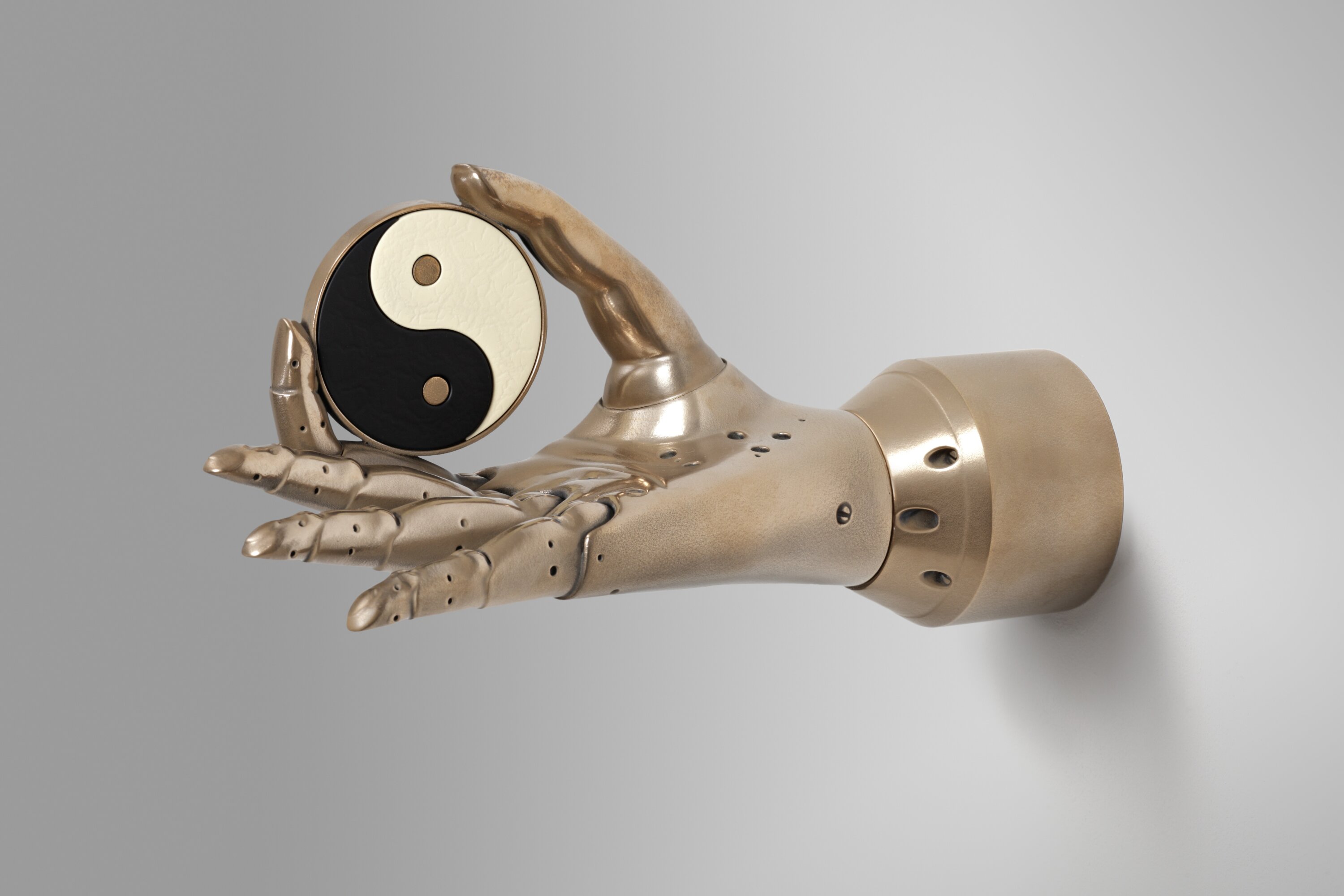 Goldene Roboterhand, die ein Yin-Yang-Symbol h&auml;lt.