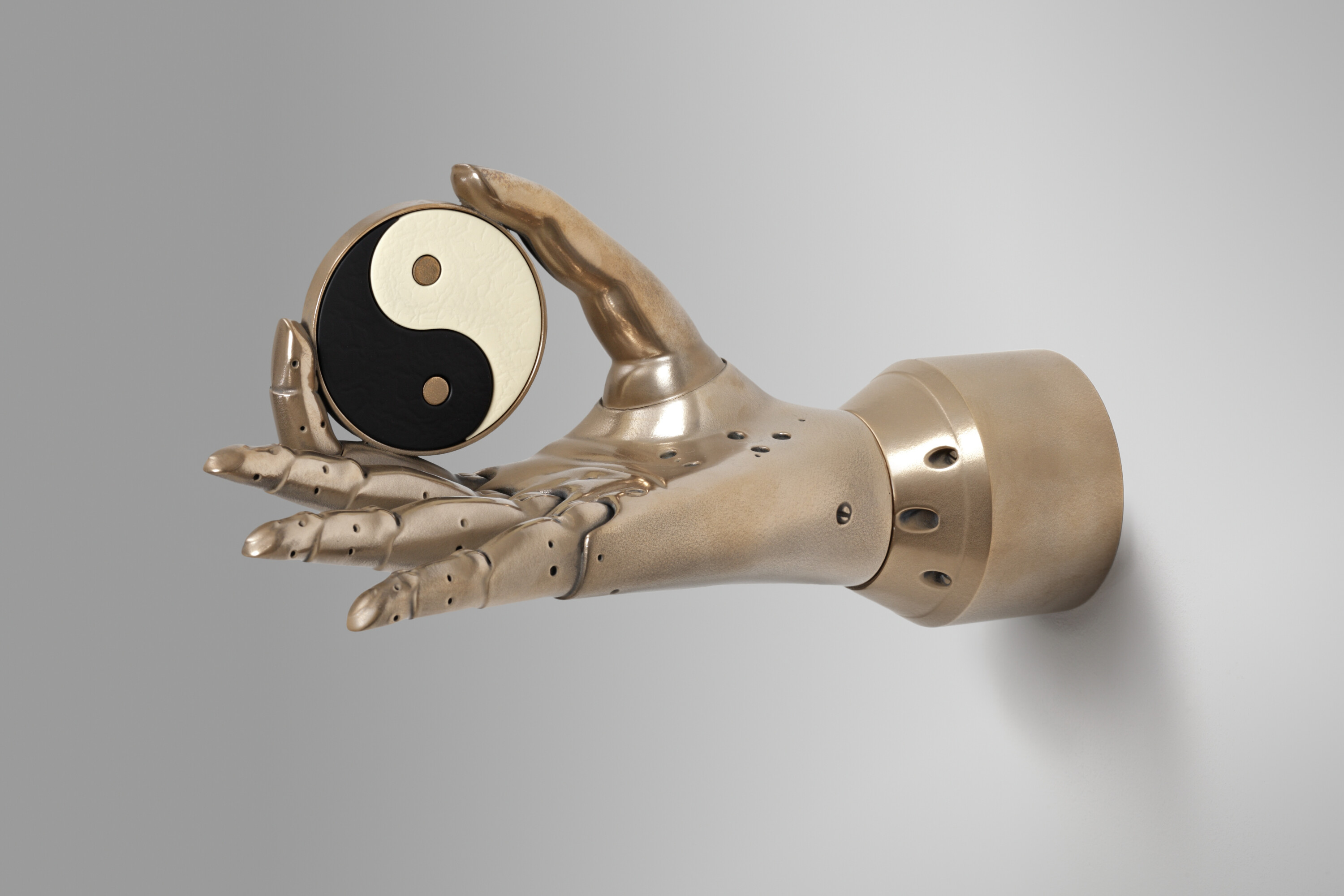 Goldene Roboterhand, die ein Yin-Yang-Symbol hält.