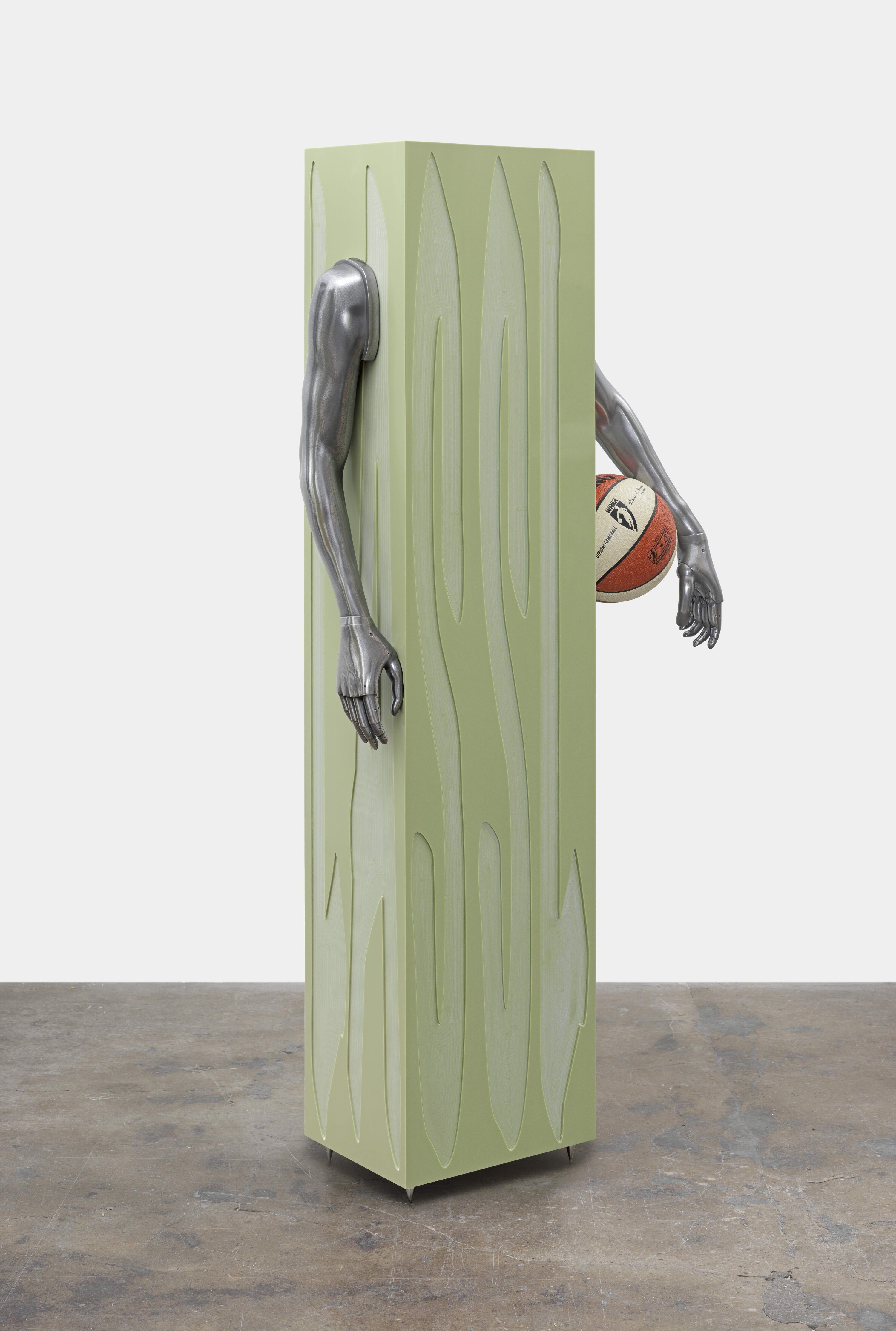 Skulptur bestehend aus einer S&auml;ule mit zwei Roboterarmen und einem Basketball.