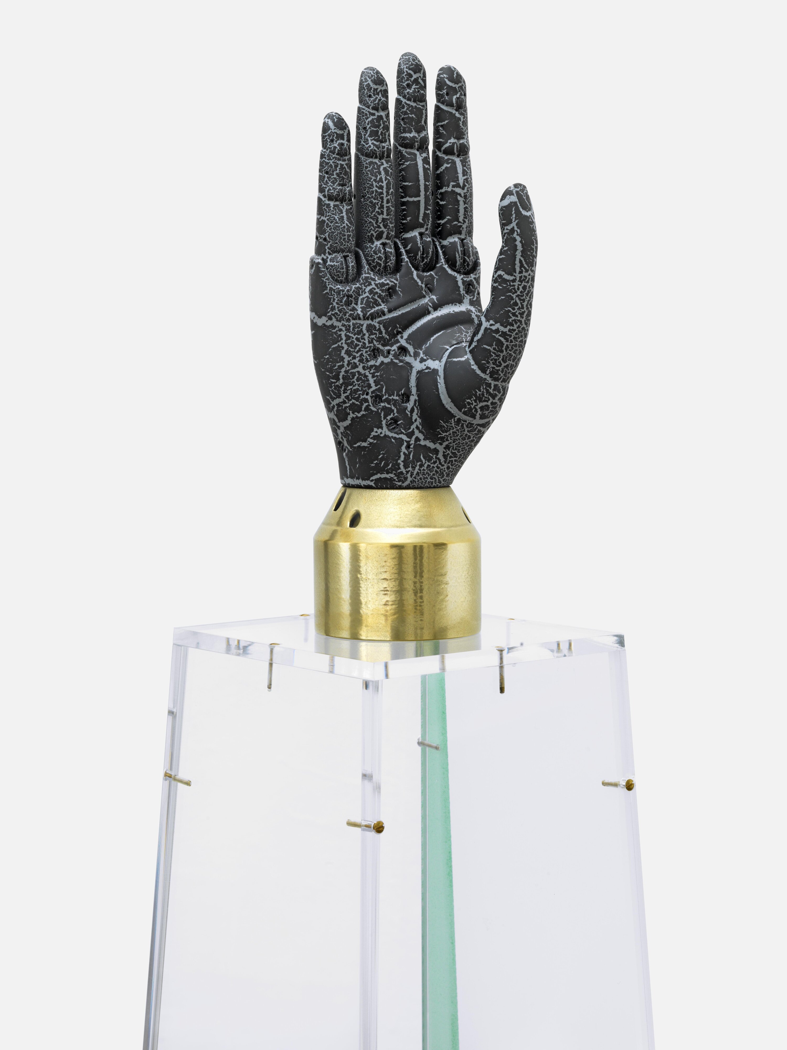 Robotorhand auf Glassockel.