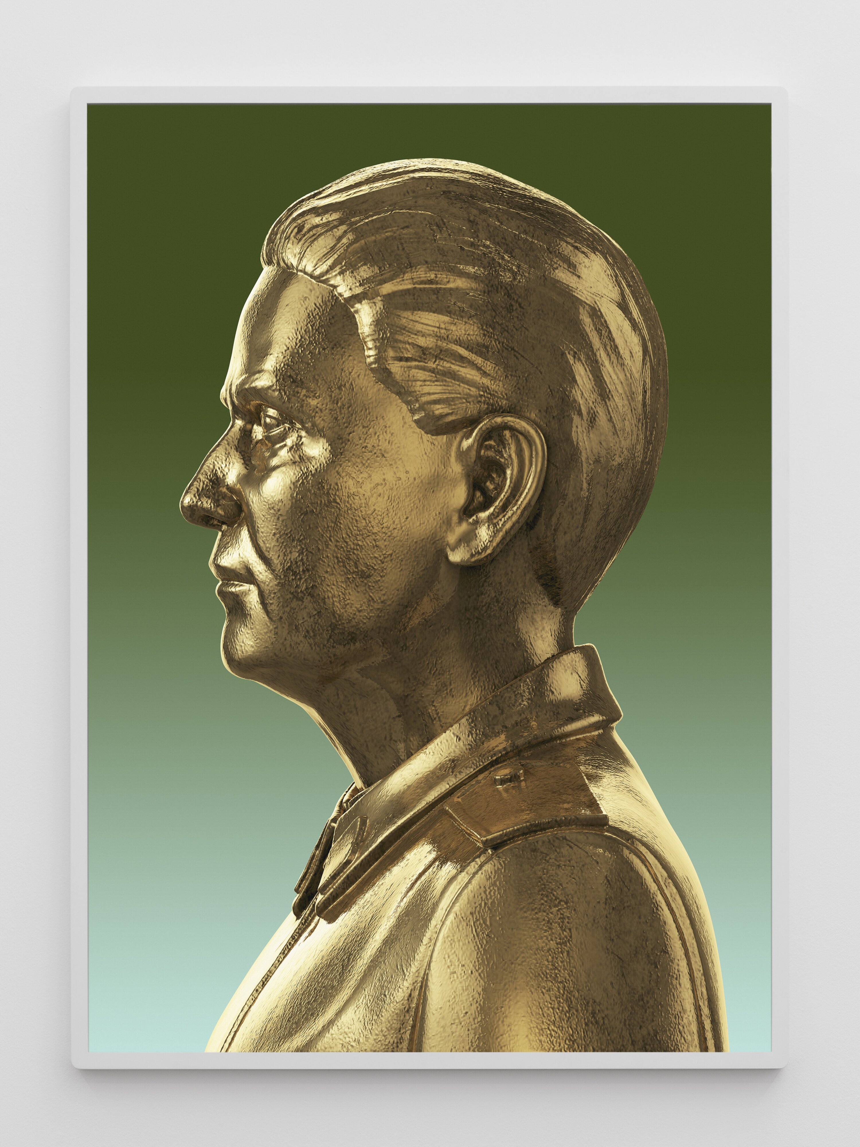 Profil von Tito in Gold mit grünem Hintergrund.
