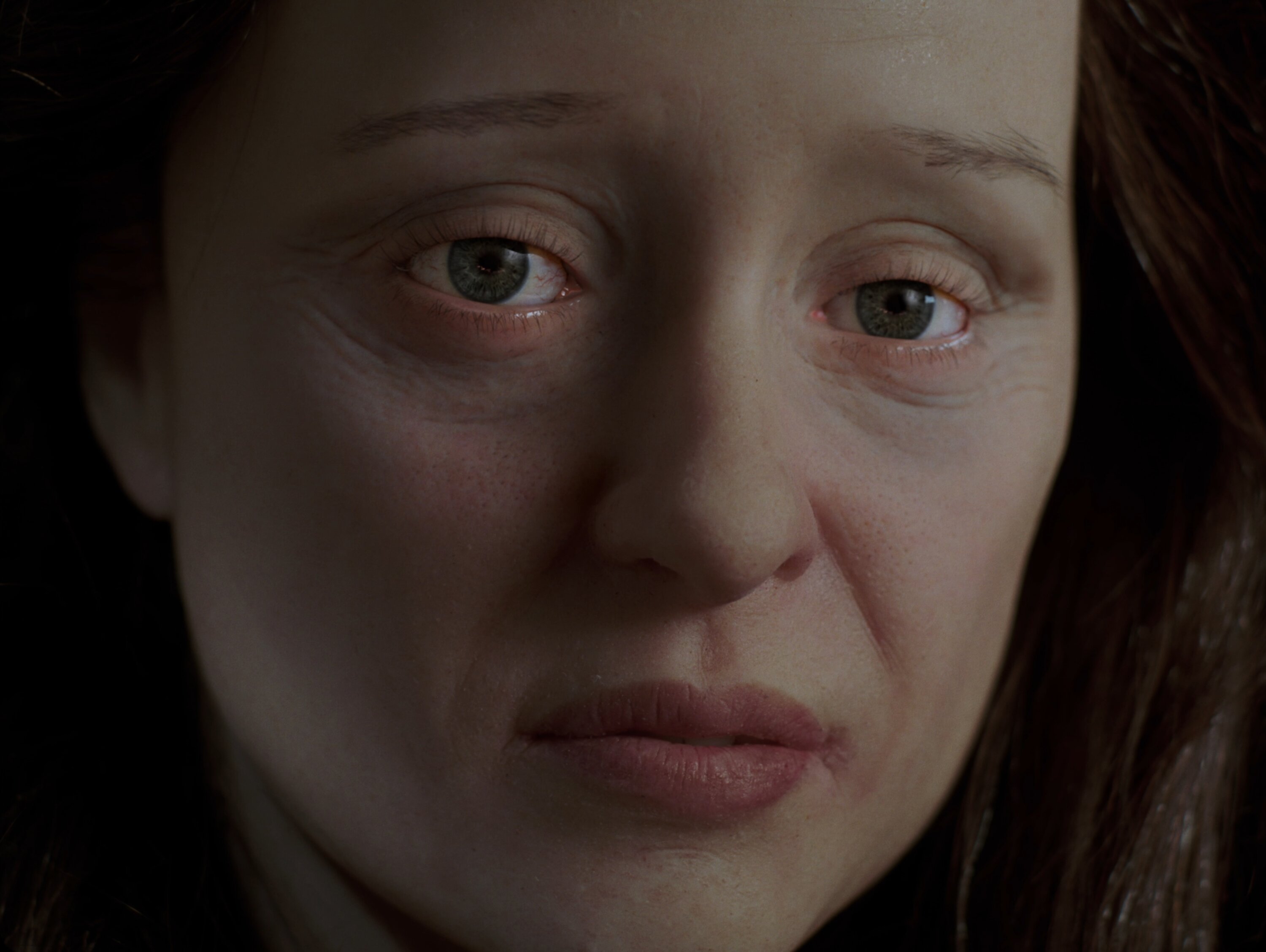 Großaufnahme des Gesichts einer Frau mit Tränen in den Augen.