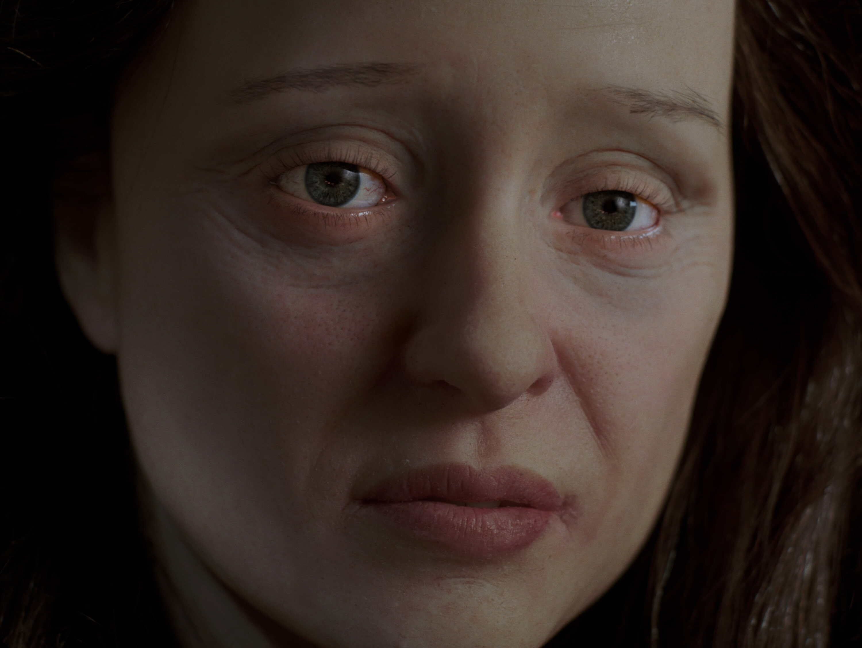Großaufnahme des Gesichts einer Frau mit Tränen in den Augen.