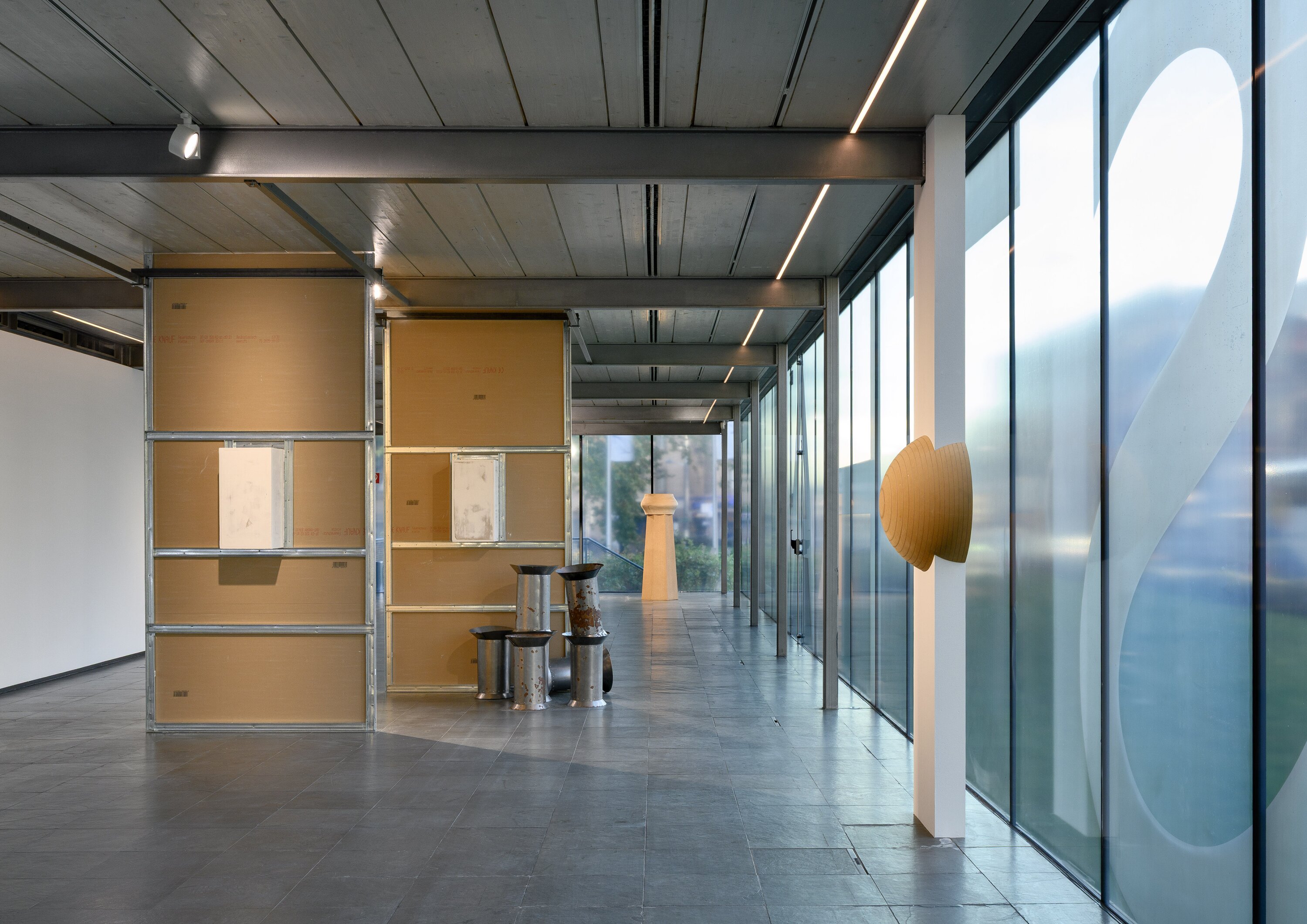 Ausstellungsansicht mit mehreren Skulpturen.