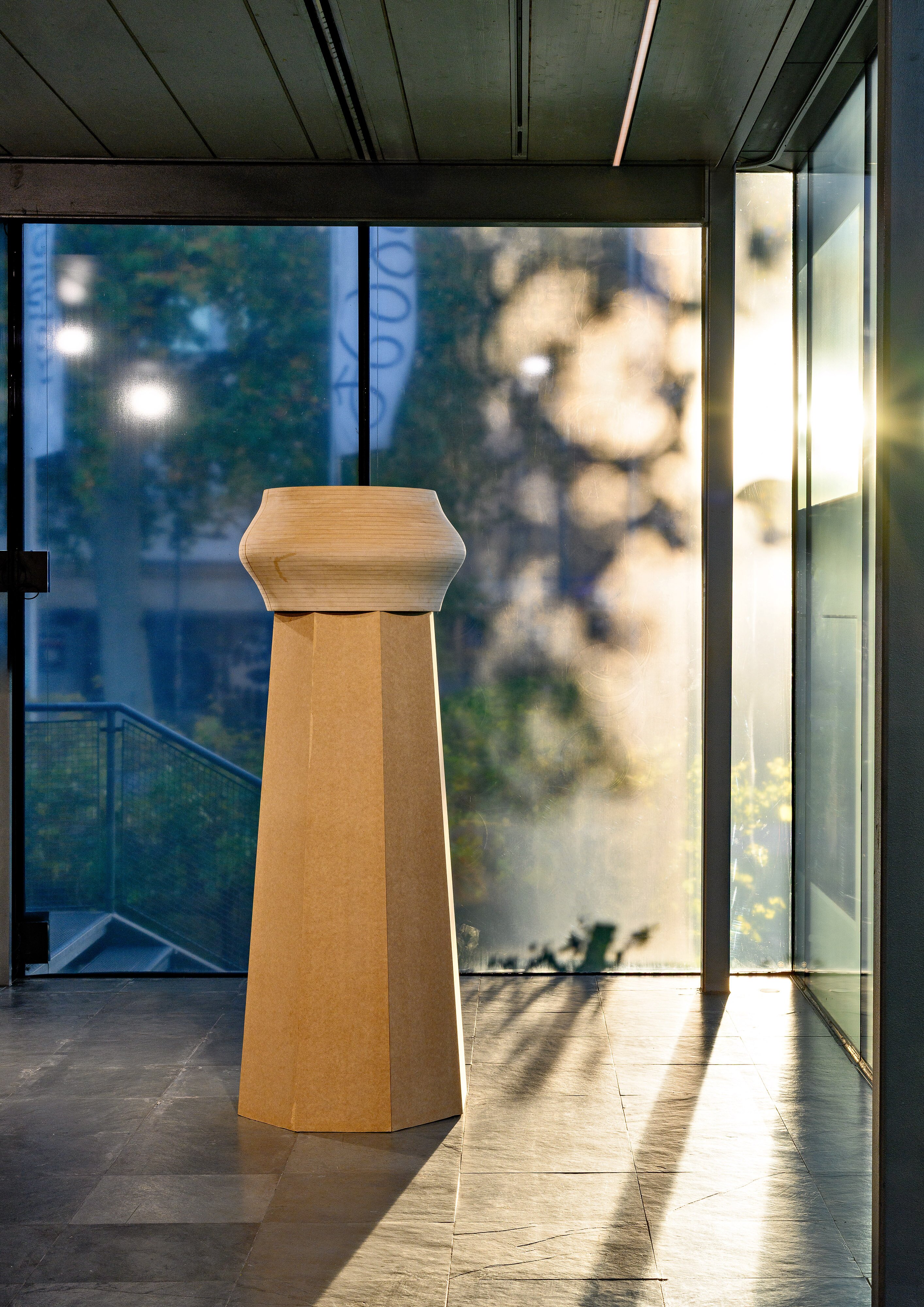 Ausstellungsansicht mit einer holzernen Säule.